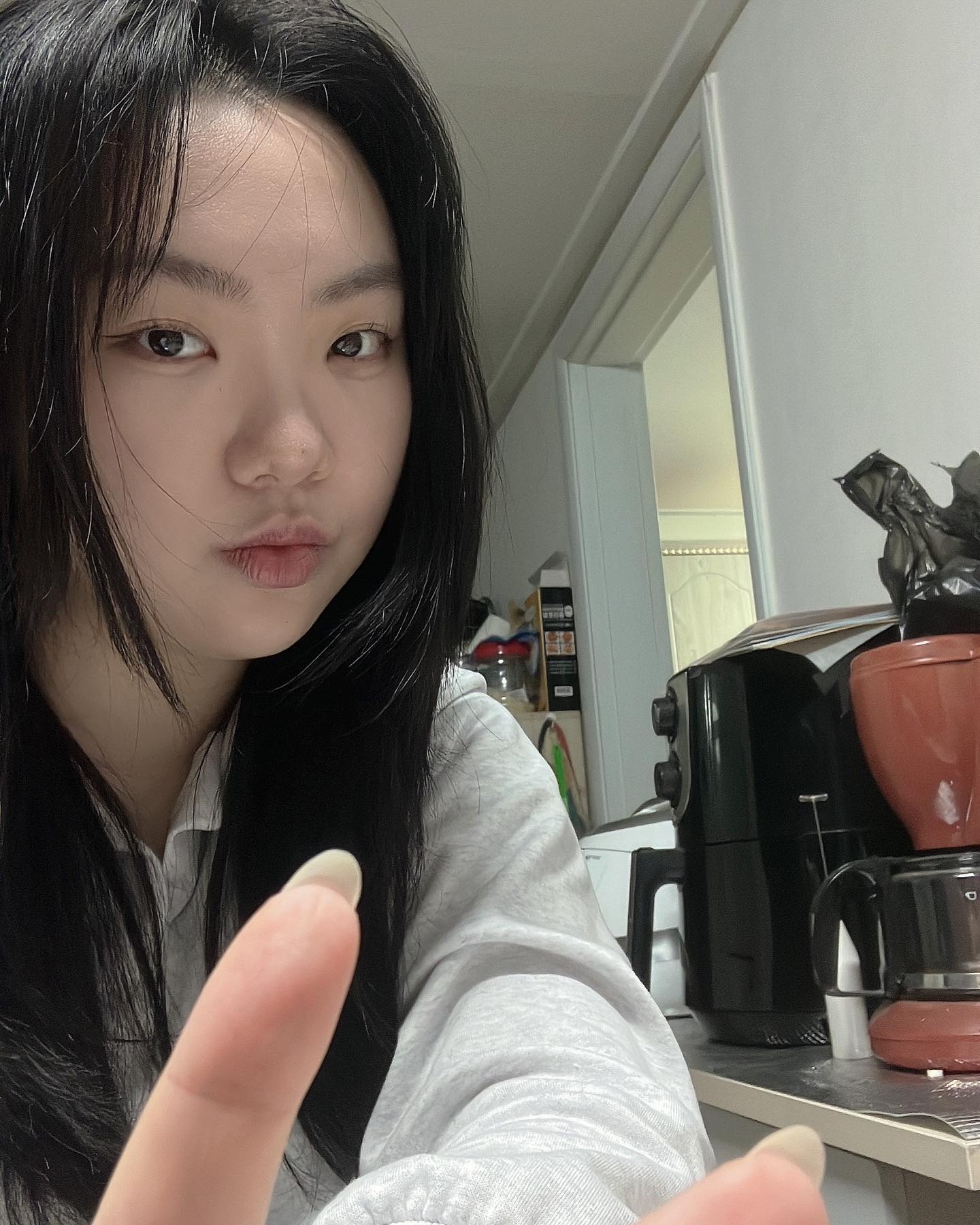 옆에 누가 있나봄
.
.
.
#일상 #instadaily #selfies #selfie #셀카 #셀스타그램 #follow #me #likeforfollow #f4f #선팔하면맞팔 #맞팔 #오늘  #goodmorning #lifestyle  #ootd #likeforlikes #like4likes #좋아요반사 #좋아요 #좋반  #dm환영
