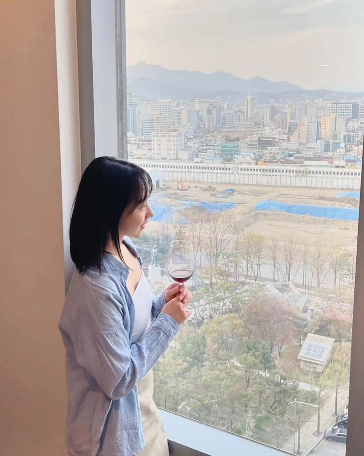 정면 보지 말라 하면 괜히 정면 보고 싶고 장난치고 싶고 그렇게 맘에 드는 사진 못 건지고🤧 
알면서도 못참겠는 걸🤷🏻‍♀️🌸
#들뜬 #청개구리 #벚꽃뷰 #공사장뷰 #봄나들이