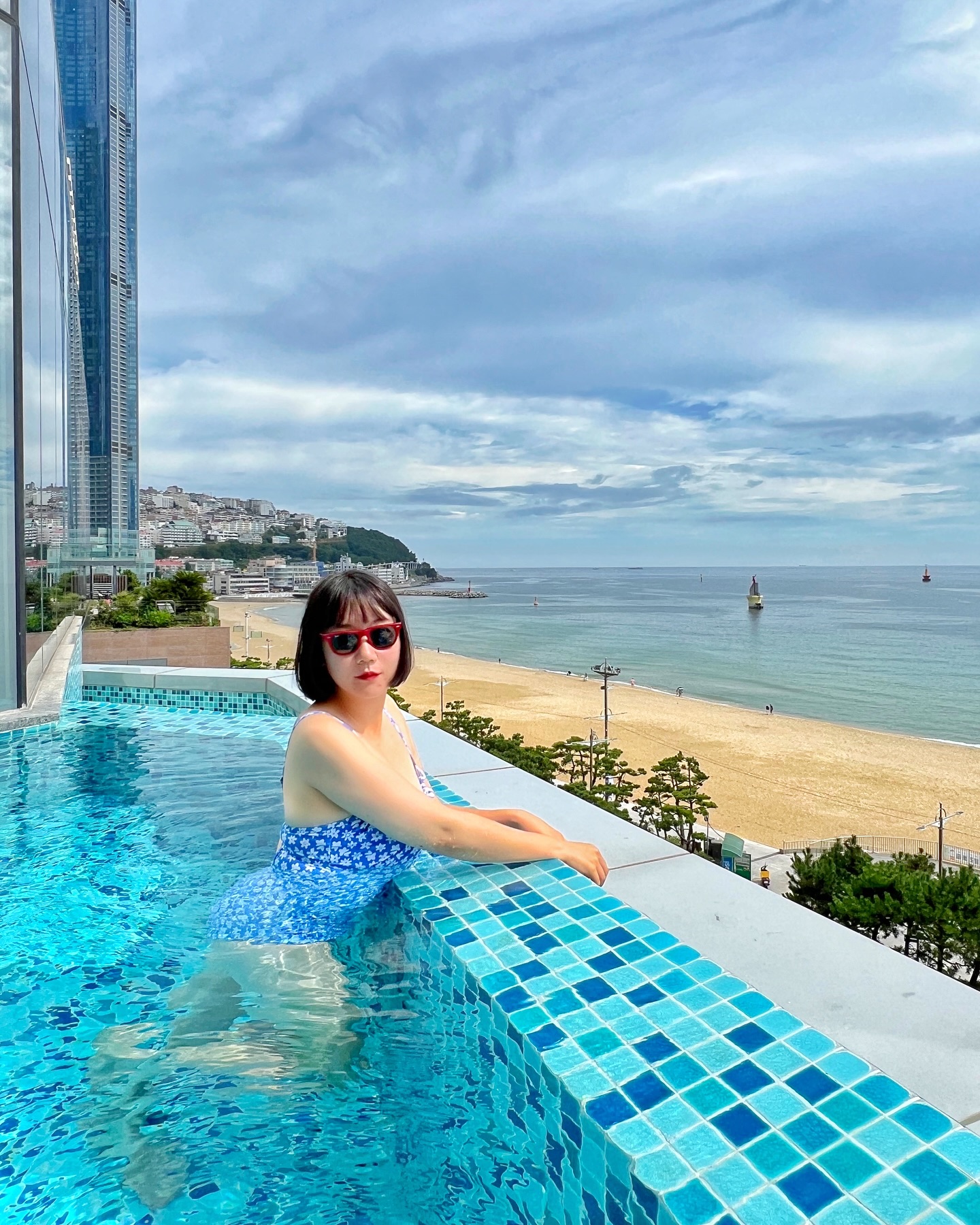 #그랜드조선부산
-
원래 이틀 동안 비 예보였는데
딱 놀기 좋은 날씨로 즐겼던 #헤븐리풀
가을이 맞나 추석은 맞는 건가 싶었던,
가을이지만 마지막 여름 잘 즐기고 왔따✨

-
-
#해운대 #해운대호텔 #해운대해수욕장 #그랜드조선 #호캉스
#부산호캉스 #호캉스추천 #호캉스룩 #해운대핫플 #호텔수영장
