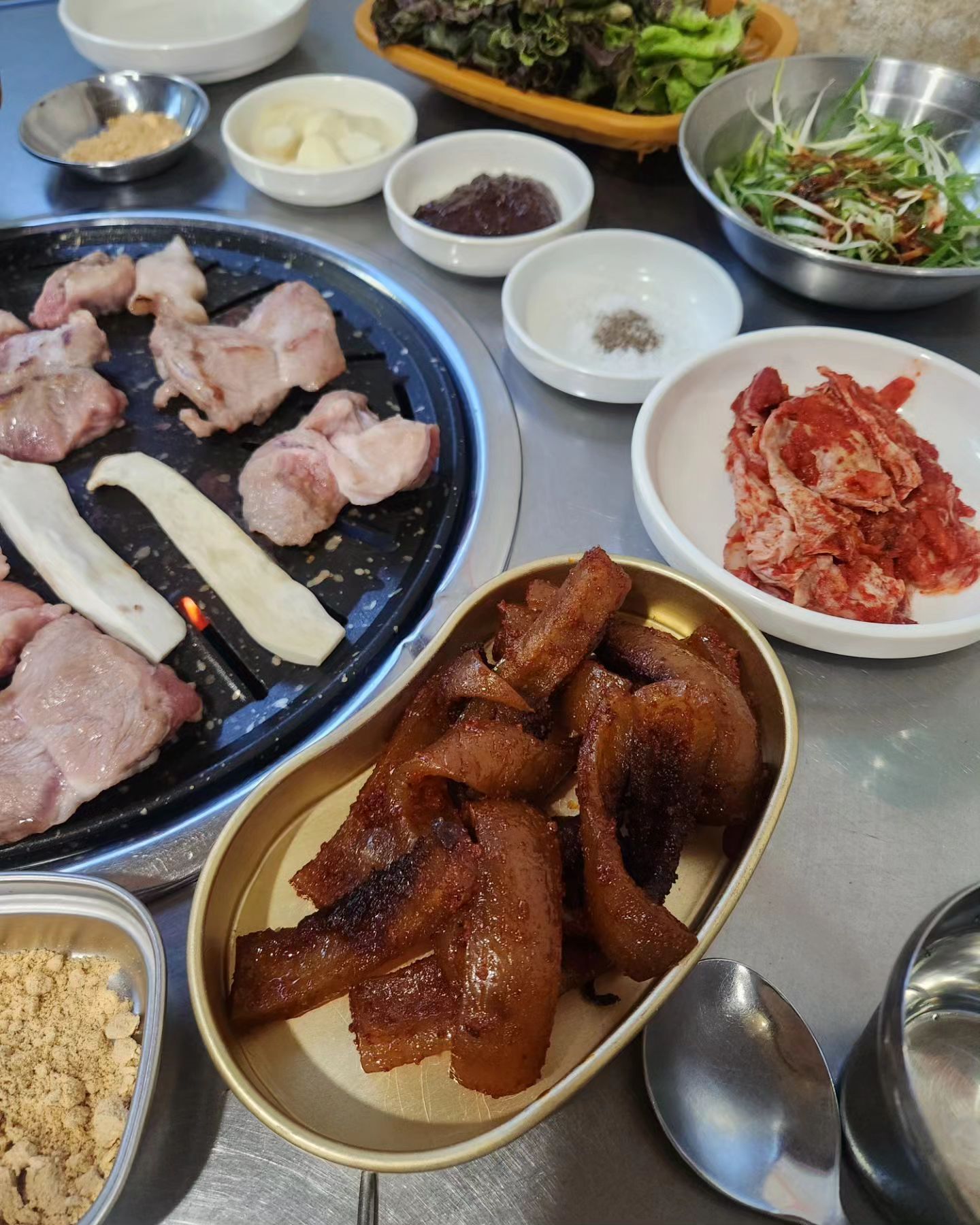 #광고

강릉오면 꼭 들르는 뒷고기집! 
노포느낌 솔솔
소맥말기 좋은 곳 !
강릉 뒷고기 찐맛집💕

#강릉본가뒷고기