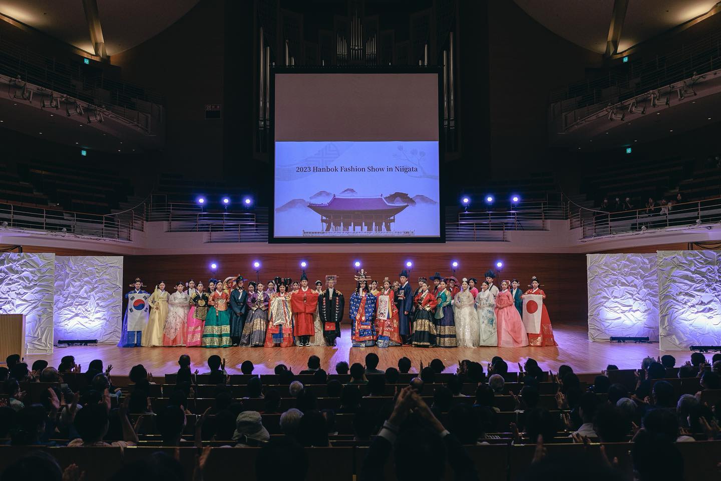 2023.09.20~09.24 🇰🇷🇯🇵

4박5일간의 일본한복패션쇼 일정을마치고 돌아왔습니다!!
한복모델이자 문화외교사절단으로써 이러한 기회를 얻어 다녀왔다는것에 감사할따름입니다.
우리일본패션쇼 총괄디렉터 신현아대리님!
그리고 모든한복을 정리해주시고 헤어며 이쁘게꾸며주신 
최숙헌디자이너선생님
우리의시간을 순간순간 남겨주려 셔터눌러주신 임준성작가님!
그외 많은 일본관계자분들과
함께무대를 이끌고 저희의견에 잘따라준 일본친구들 모두감사합니다 ,또한 저희를 진심으로 응원해주신 여러분들과
그누구보다 의견충돌없이 재밌고 행복한기억만 남게해준 우리 유토피아팀🧡사룽해🧡

아직풀어나가야할 이야기가많지만 일본한복패션쇼가 성황리에 잘마무리되었단걸 먼저 알려드리고,감사인사먼저 전해봅니다.

————————————
⚠️ 대한선 유사대회가 너무많이생기고있어요 
타대회랑 차원이다릅니다. 유사주의!!!

대한선 해외패션쇼는 정.부.초.청 으로 가는것이며

왕복항공권, 숙박, 화보촬영, 헤어메이크업, 한복, 차량, 의전 모두 무료 제공!! 👍🏻

**대한민국한복모델선발대회
korea_hanbokmodel 
jeong_samuel_ 
**일본 한복패션쇼 한복디자이너선생님
korea_hanbok 
designer_hameunjeong 
**일본 한복패션쇼 사진작가님 
lim.junseong_ 

**대한선 일본국가대표한복모델
janagil__ 
pak.s.m 
i_am_jy92 
luvvbom 
im_yeoony