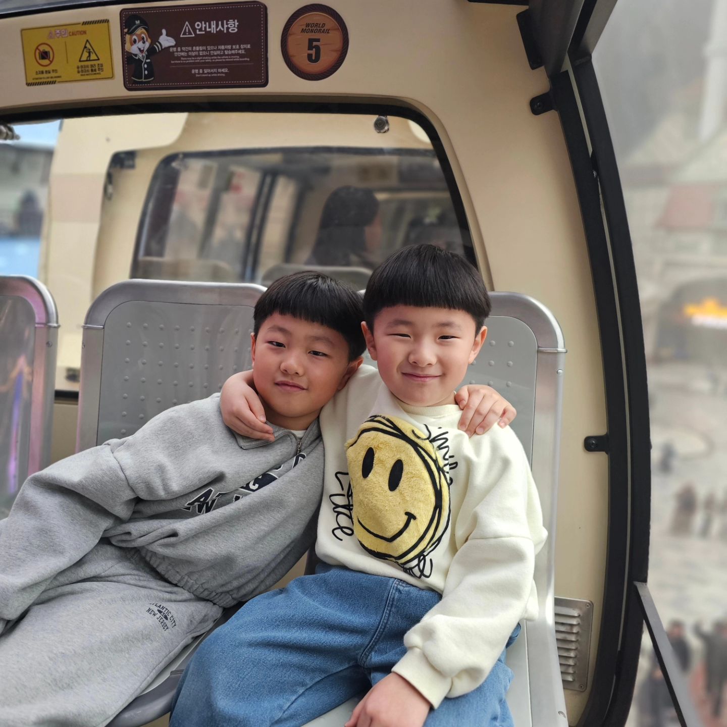 🤍

준준이들의 방학 기록 1.

엄마가 노래 부르던 롯데월드
전날 쿨하게 예약하고 오픈런 하자고
했으나 11시 다 되어서 들어가서
제발 가자고 사정하고 7시 30분에 나온..

갔다와서 온 몸 쑤신 엄마 체력 무엇...🤣
힘들다 더 커서 가쟈 ㅋㅋㅋㅋㅋㅋㅋㅋ
아틀란티스 못타서 엄마는 너무 아쉬웠다
언제 엄마랑 아틀란티스 타줄꺼야?

여친이랑도 롯데월드 온다는
나예준... 엄마가 두고 본다🤨🤨