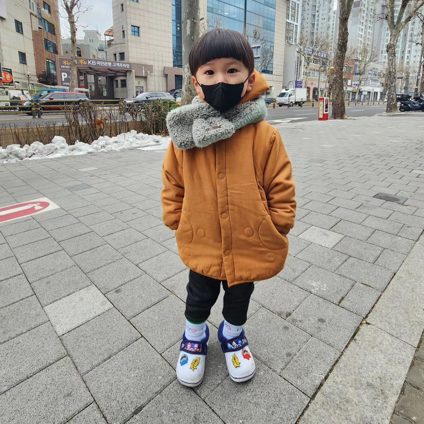 #미세먼지나쁨 

오늘 미세먼지 나쁨이라
마스크 씀!
얼집 입학할때 산거라 작네?🤣🤣

손시려워서 주머니 쏙!
춥다 추워!!!! 

#등원룩 
#목도리가포인트
#귀요미 
#개구쟁이 #아들램 
#감기조심하세요