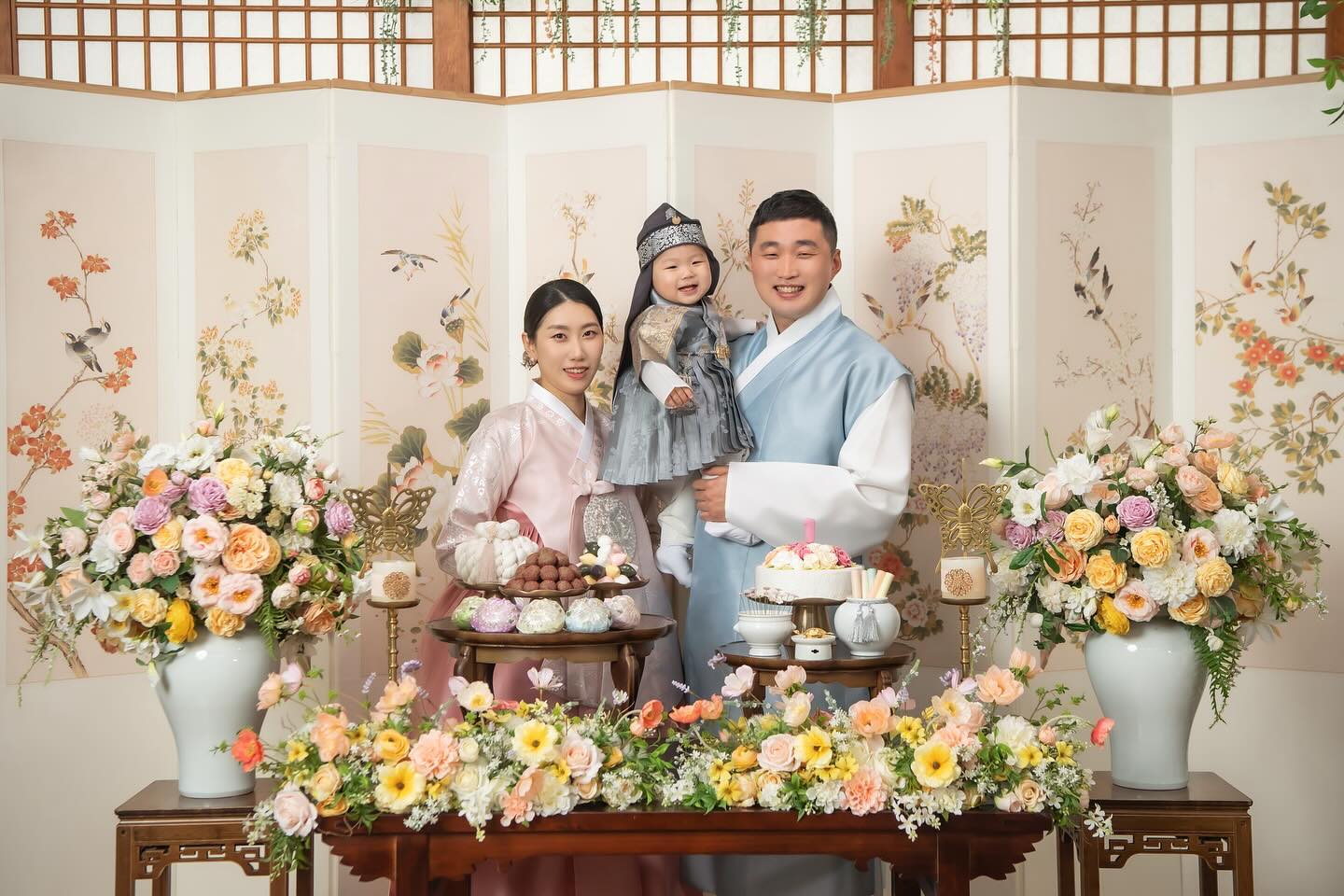 오랜만의 피드 업데이트😍
은성이의 돌 사진이 드뎌 나왔어요! 
원본도 너무 마음에 들었지만 보정본 받으면 올리려구
스토리에만 올리고 참고있었습니당😆

스튜디오에 있는 한복들도 다 넘 예뿌고
작가님들 넘나 프로페셔널!!!
헤어랑 메이크업도 깔끔하게 잘 돼서 만족만족👍🏻
낮잠 시간 겹쳐서 걱정했는데 촬영 내내 예쁘게 웃어준 은성이 넘 고마워😘

📷 오뉴한복스튜디오 onu_hanbok_studio 
🪄채움메이크업 the.cheum_ 

#오뉴한복스튜디오 #돌끝맘 #가족스타그램 #돌아기