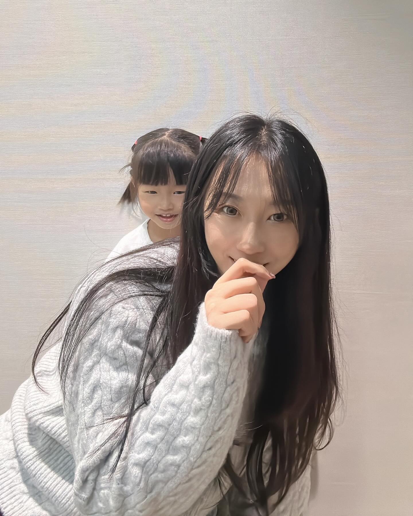.
사진 같이 찍자하면 도망가고 "저리 가봐! 사진찍게" 하면 
와서 방해하는 기가막히게 반대로만 행동하는 청개구리 최으누