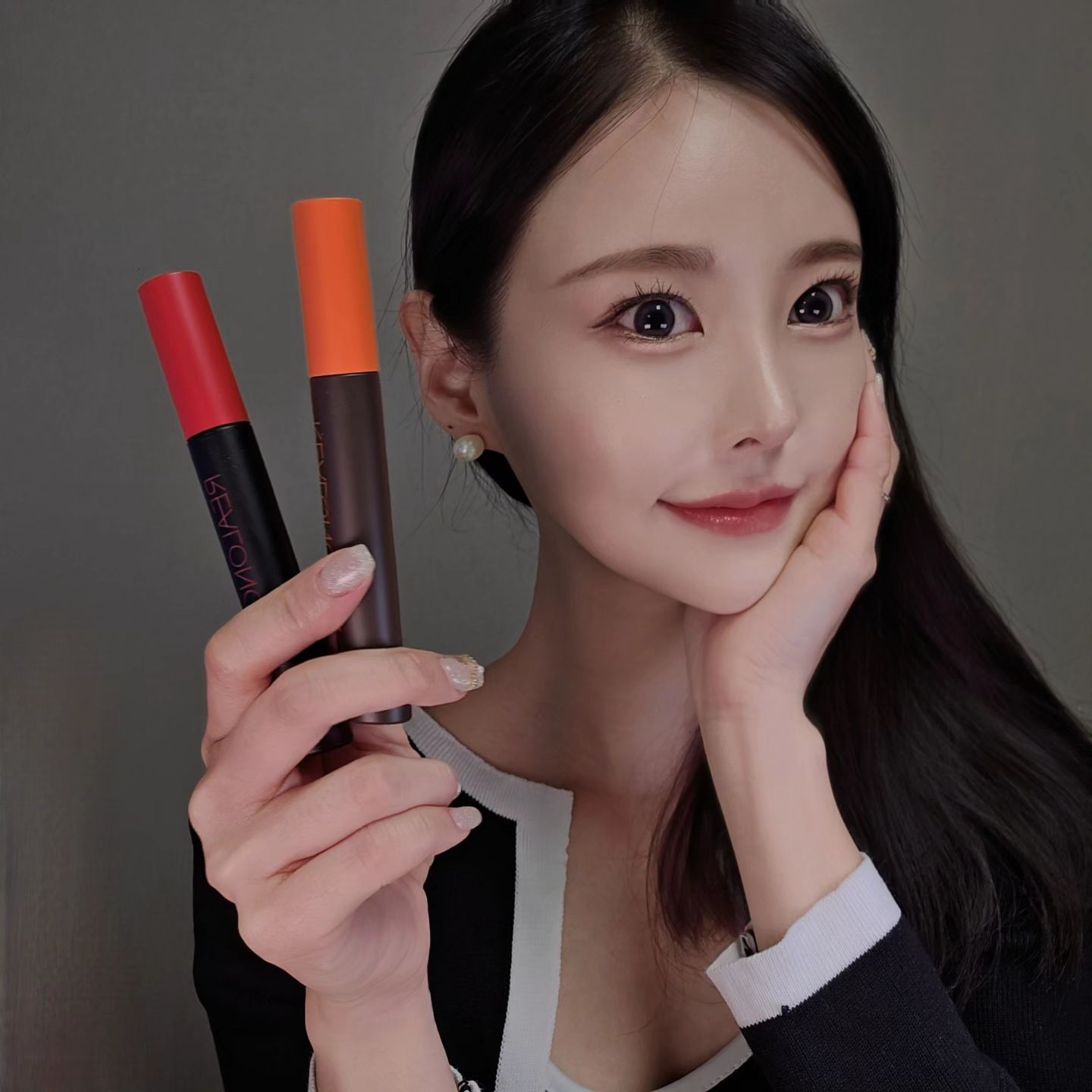 #협찬 #메리쏘드

덧발라도 뭉침없고 가벼운 마스카라❣️
인형눈 만들어주는 💖
메리쏘드 마스카라 소개드려요

3 in 1마스카라로 
볼륨, 컬링, 롱래쉬를 한번에🥹
유연하게 굳는 제형으로 부드럽게 발리며
가루날림이 적답니다!

2mm 3mm 듀얼화이버 성분이 속눈썹을
감싸주어 롱래쉬 효과를 선사해줘요

슬림커브 브러쉬가 포함되있어
속눈썹 한올까지 끌어올려준답니다😍

가볍고, 초보도 쉽게 사용 가능해 추천 추천🧚‍♀️💜

.
.
.

merythod_official

#merythod #메리쏘드릴롱카라 #릴롱카라 #뷰티 #눈화장
#메리쏘드마스카라 #마스카라 #마스카라추천 #롱래쉬 #컬링
#makeup