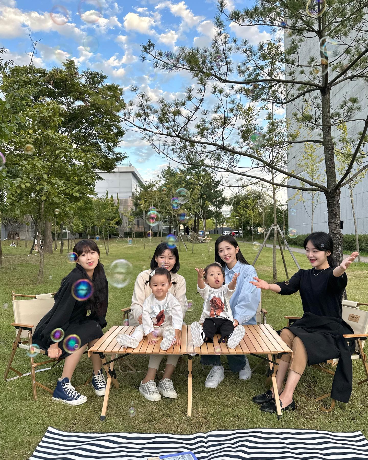 언젠가 사진찍기에 협조해주는 날이 오겠지 우리 댕댕이들🐶💛 
이번에도 참석하지 못한 베리짱 이모는 또 다음기회에,,,🤍 
아 다음에는 이모들도 댕댕이 데려오기로 ㅎㅎ
이제보니 파파들 사진은 한장도 없…🤭