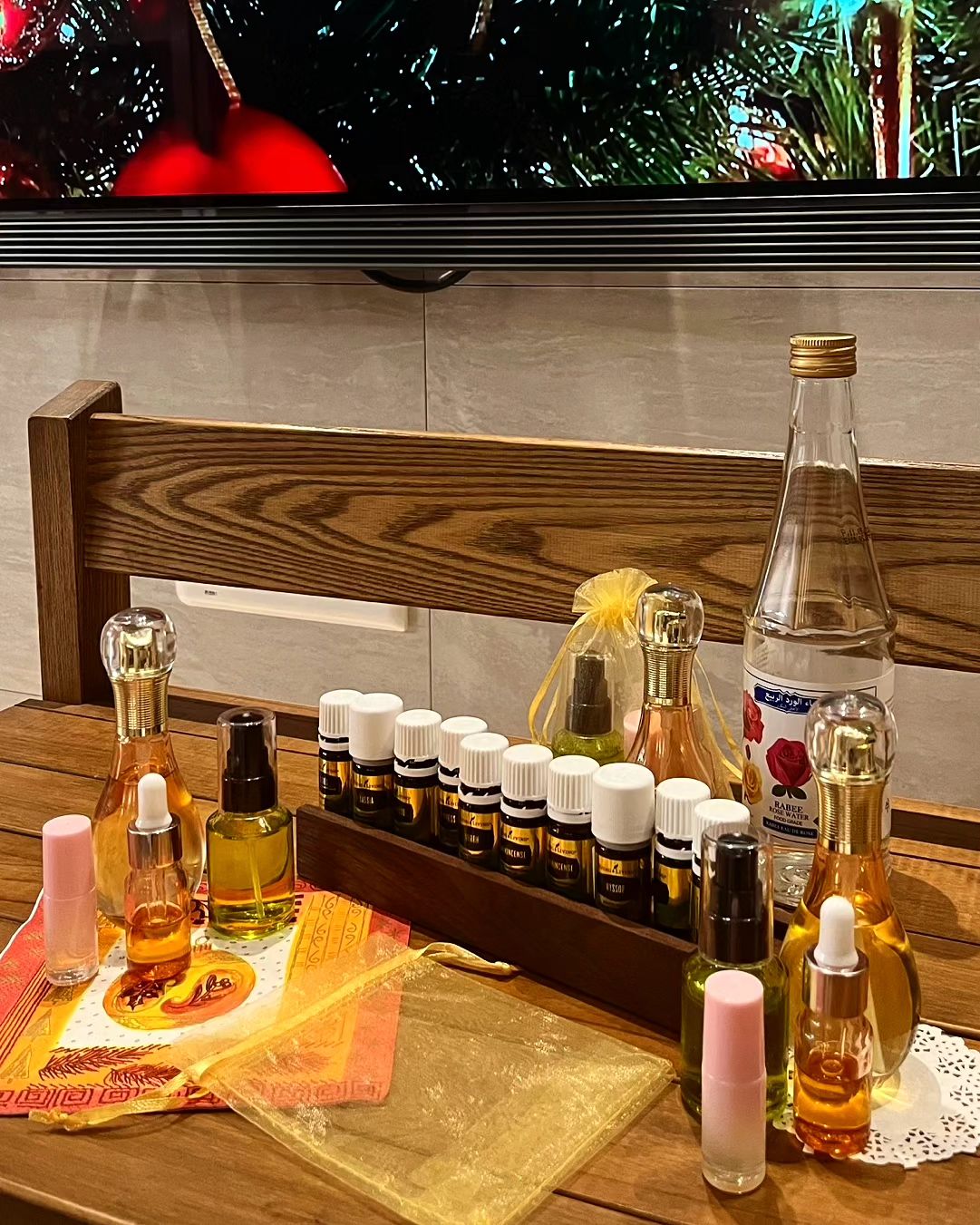 너무 감사한 성경오일클래스 선물🎁
성경에 나와있는 10가지 오일로
역사 공부도 되고 넘 신기
내가 2년동안 찾던 향이 있었는데
지나가다가 향수 머쓰냐고 물어보고
백화점가도 향기나면 매장 들어가서 무슨 방향제냐고 물어볼정도로..ㅋ
근데 그게 예수님 시신 닦을 때도 썼던 향유였다닝
드뎌 찾았다ㅋㅋㅋㅋㅋ엄청 귀한 향이였어🫢
끝나고 연말파티까지 퍼펙트💜💜💜