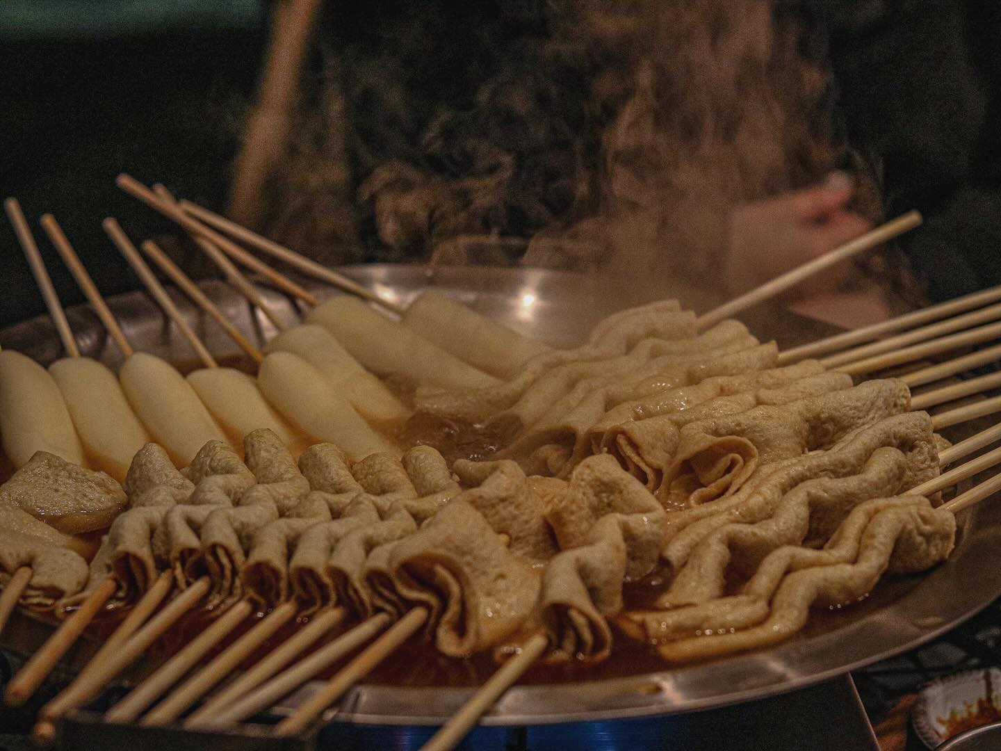 #제품제공 역전빨간어묵 6종🍢 yeokjeon_story 
캠핑장에서 아이들과 어른들모두 만족할만한 음식이였던 역전빨간어묵의 제품들을 소개해드릴께요🙌🏻

꼬치어묵은 어육84%이상으로 밀가루없는 우리쌀 꼬치어묵이라 속이좀더편안하고 더욱깊은맛을 느낄수있답니다.
특히나 쌀어묵이라 불지않아서 추운날씨에 데워가며 오랫동안 안주로 먹기에도 좋더라구요.
아이들은 맑은맛, 어른들은 빨간맛으로 드시길 추천드려요.
저는개인적으로 맑은맛 육수가 너무 맛있고 국물파라 맑은맛에 손이 더욱가더라구요. 거기에 물떡까지 최강조합!!🫶
빨간오뎅은 떡볶이맛에 가깝다생각하시면되세용 달달한맛이라 많이맵진않아용ㅋ

그리고 북성로고기맛을 그대로 연출해낸 불고기는 석쇠에구우면 더 맛있지만 이미 불맛을 입혀놓은상태라 그냥 팬에 굽기만해도jmt👍🏻 예전에 회사가 북성로근처라 욱신하게 먹었는데 오랜만에 그맛을 느껴서 너무 좋더라구요. 단무지랑 우동 꼭같이 드셔요 ㅋ간장고기 취저!! 

가래떡떡볶이는 말모말모! 쫀득하고 진득한 소스가 아주 맛있었어용ㅋ아이들도 어른들도 모두 좋아하는 메뉴들이라 이구성으로 사드시면 다들 만족하실거같네요🫶

.
.

#캠핑#역전빨간어묵#역전빨간어묵밀키트#역전빨간어묵떡볶이#가래떡떡볶이#오뎅탕#역전꼬치어묵#북성로불고기#빨간꼬치어묵 #캠리크#camping#캠핑음식#캠핑요리#술안주#겨울메뉴