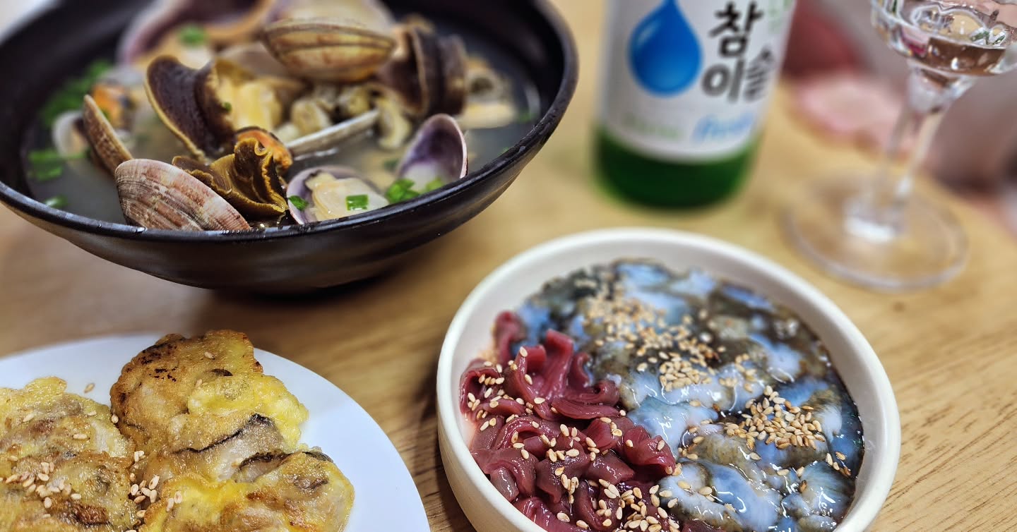 #집구석포차
#방구석포차 

ggaggung_pension 에서 
사장님과 해루질 결과물ㅎㅎ

서울와서
일단 냉장고행

다음날 
#갯굴 #떡굴 로 굴전

달디달고 달디달고 달디단 #개불
꼬독꼬독 단짠단짠 #해삼

내사랑 #골벵이 #바지락 #개조개넣고
탕끓여서 쪽파 슈루루♡

옆집에서준 참이슬과 하루마무리♥️

#인생뭐있나
#이런게행복이지