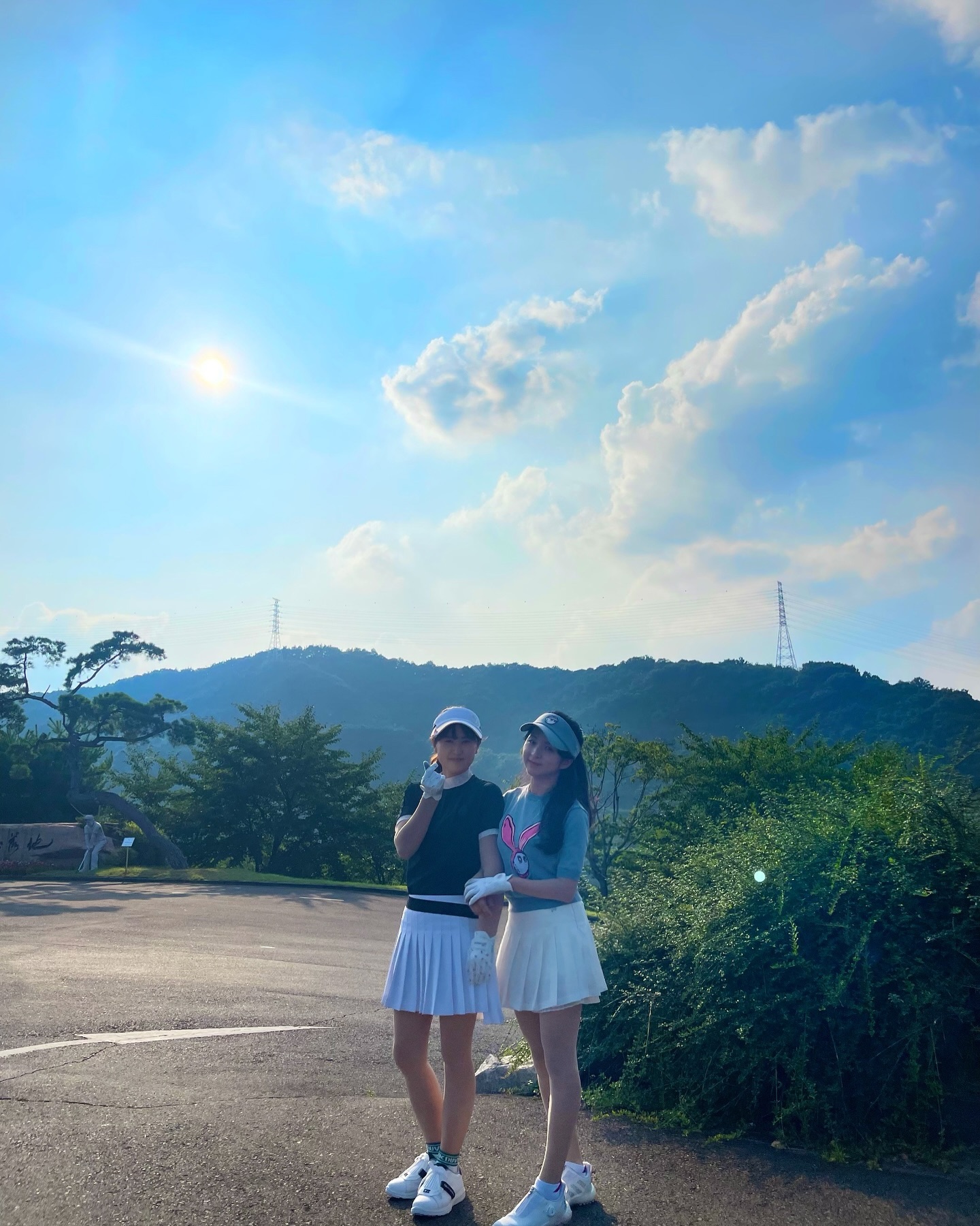 외사촌오빠랑 새언니랑 남편이랑 야간 라운딩💙⛳️
1년만에 라운딩…⛳️🏌️‍♀️🏌️‍♂️🏌️
다시 작년의 나로 돌아가야지 열심히 해야지 다짐한 하루
아자아자 화이팅…!
