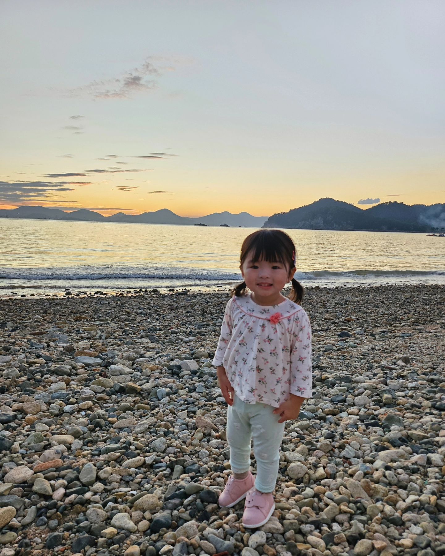 언니,오빠랑 갯벌체험 하구~예쁜 일몰이랑 쁘이😘 일몰배경에 떠아랑 넘 예쁜데? ૮ ・ﻌ・ა💜 얼마나 좋아하는지 해가 질 때까지 집에 갈 생각이 옵,,따,,🫢