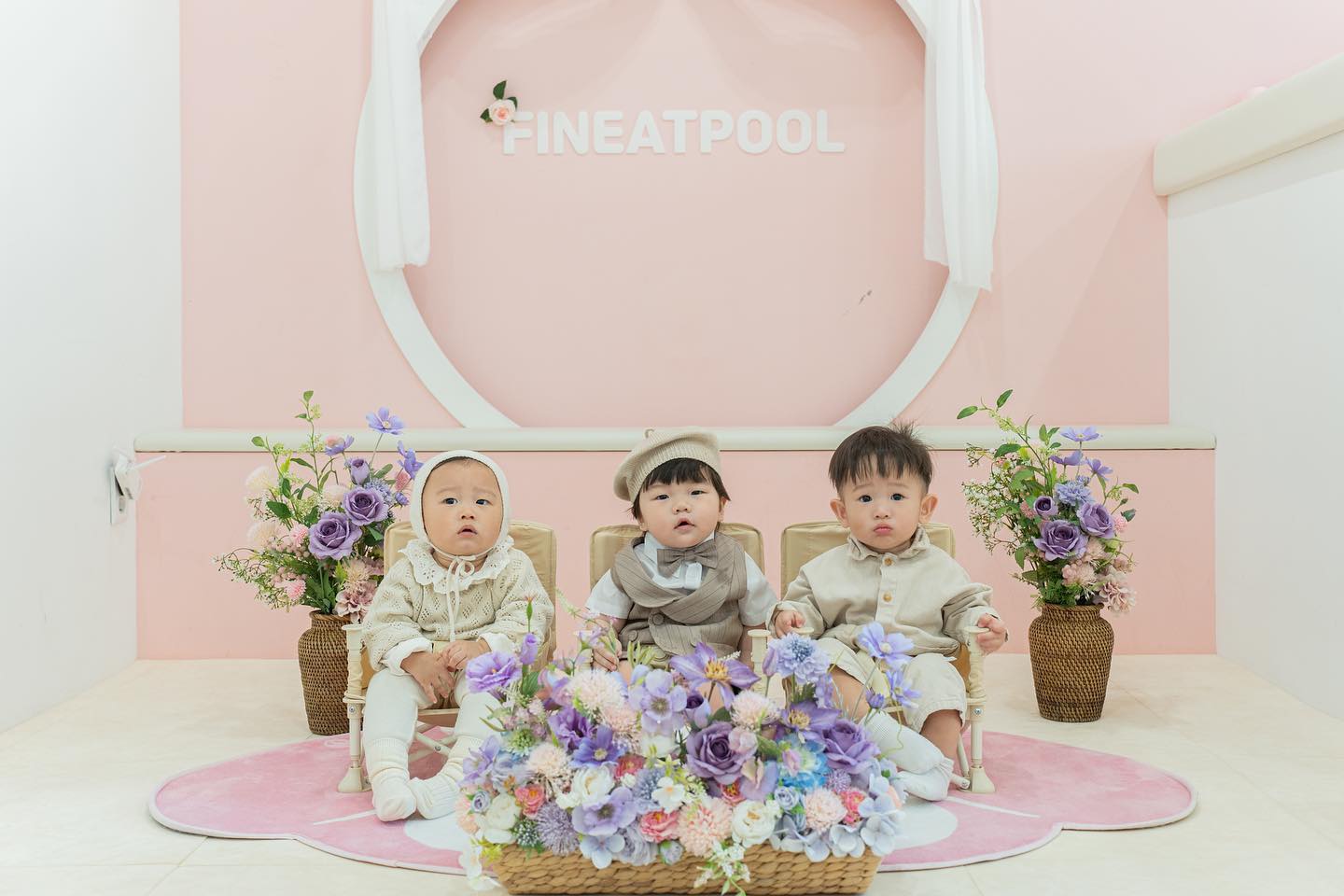 이번엔 단체샷, 
.
.
셋처럼 보이지만 
원래는 넷이었다! 
.
.
항상 함께하는 
눕눕3총사와 
사진찍기 싫은 
로또까지 ㅎㅎ 
.
.
우는 것도 귀여워! 
알밤둥절~ 
아동이랑 동글이도 
로또 쳐다보며 
둥절둥절 ㅋㅋ 
.
.
넘 귀엽다 진짜! 
#아기랑엄마랑 
#극한육아