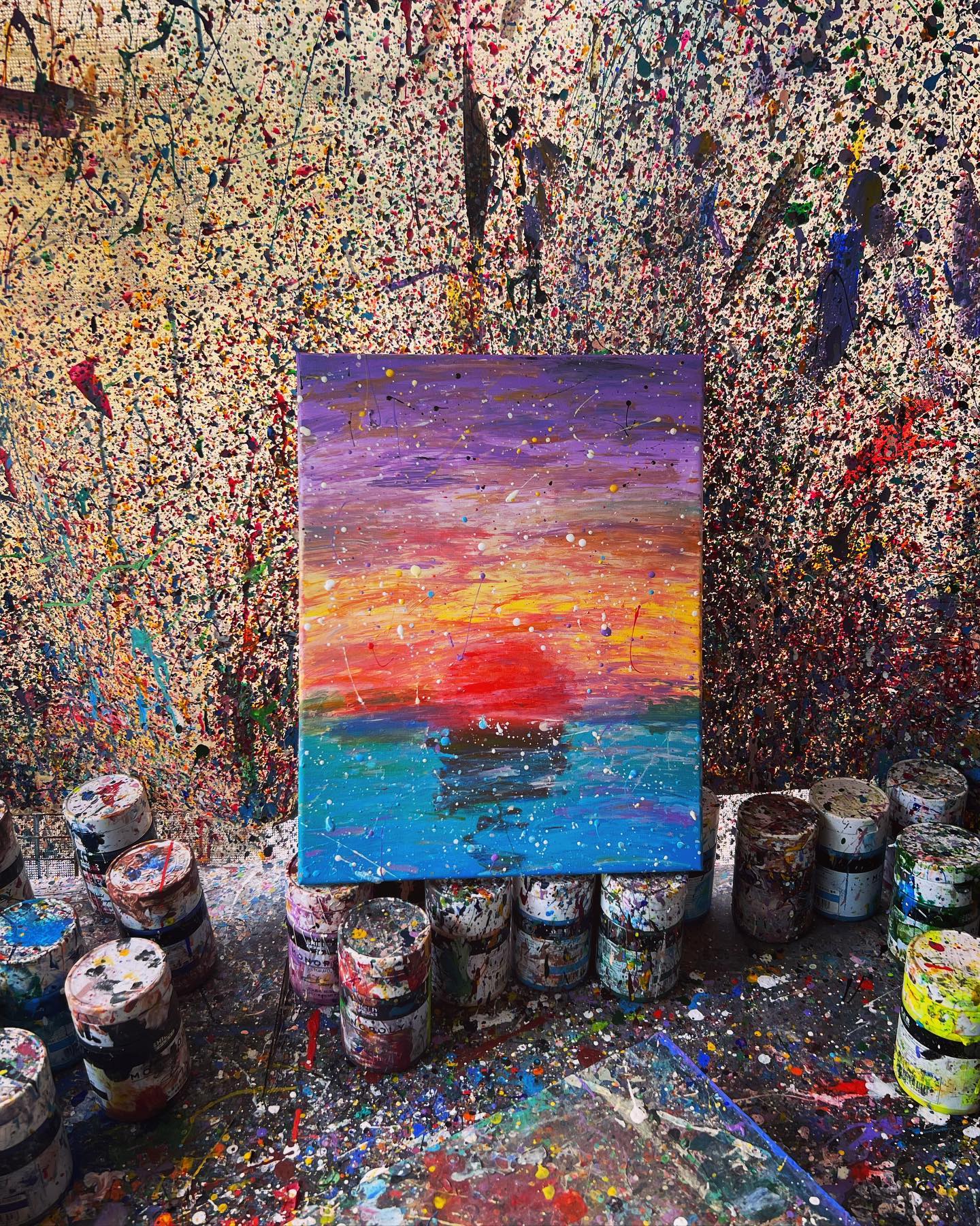 #액션페인팅🎨 
얼마전 보드 위에서 봤던 선셋이
기억에 강렬하게 남아서 그려봤다 🌅

매번 똑같이 지는 태양이지만
수평선 너머 고요한 듯 아주 빠르게 지는 태양을
보고 있었을 때 너무 감동이었음!🛥️

📌 업체명 : 보이드 블랭킷 (합정)
🎨 액션페인팅이란?
물감을 붓으로 뿌리는 작업만으로 완성하는 페인팅,
캔버스에 단순히 물감을 뿌리면서 하는 작업이라
누구나 쉽고 빠르게 멋진 작품을 완성할 수 있다:)