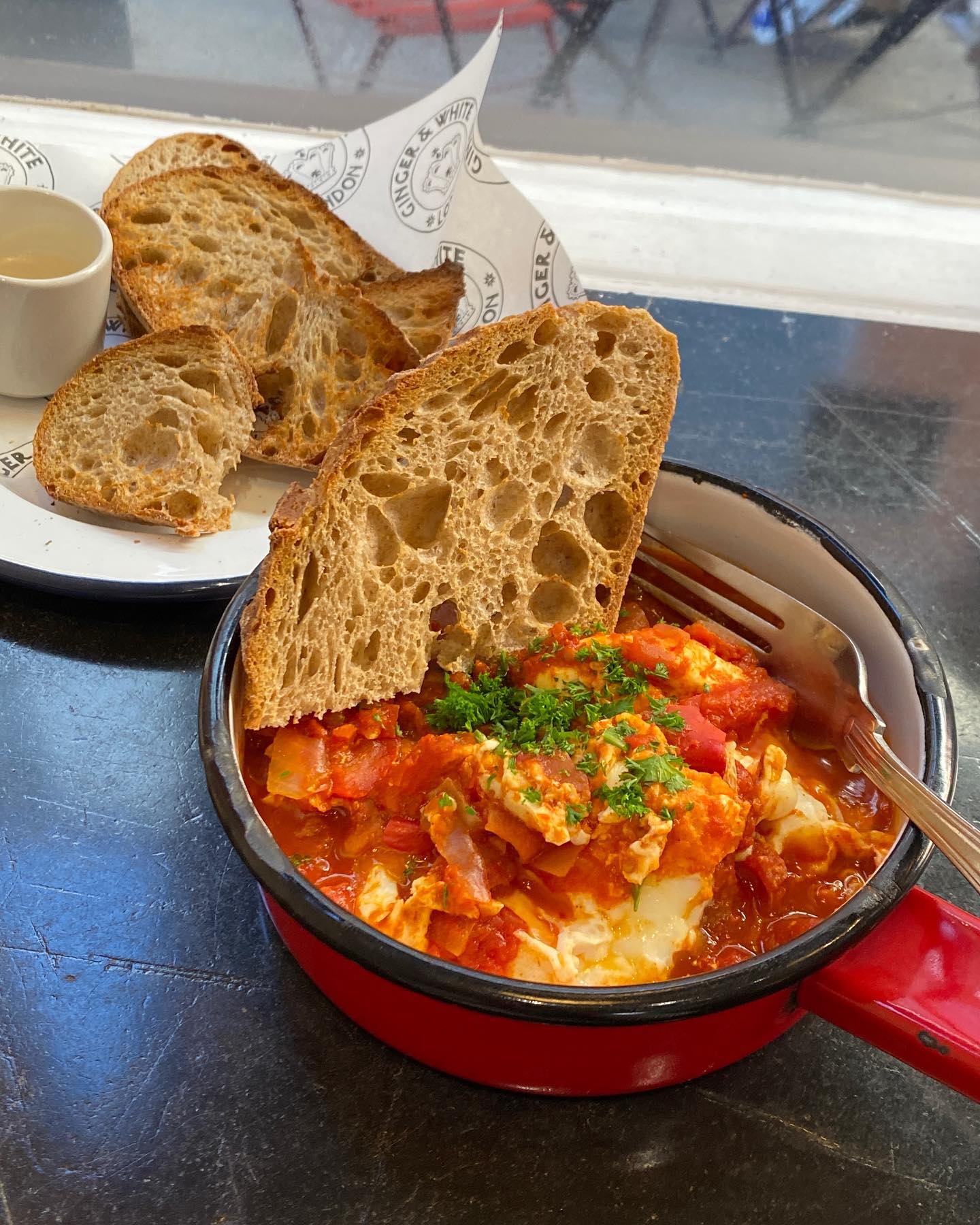 #london 🇬🇧
흐리고 종일 비 오는 런던이라고 소문났지만 하루 종일 화창한 날도 많았고, 비가 와도 곧 그칠 걸 알기에 조급하지 않았고, 그렇게 여유롭게 지내며 주변을 둘러보며 걸으니 잊었던 낭만도 가득 찾은 런던의 날들〰️

문화생활 덕후는 보고 싶었던 미술관, 뮤지컬 많이 보고 공원 가서 혼자 힐링도 하고 카페에서 맛있는 커피 한잔 마시며 힘을 빼는 시간을 배우고 있어요! 

혼자 해외 생활을 하다 보니 매일이 낯선 상황이 다가오지만 모르는 건 배우면 그만😊 평소 하는 생각들을 조금씩 다르게 바꾸면서 앞으로도 견고한 나를 찾아가 봅니다🤍