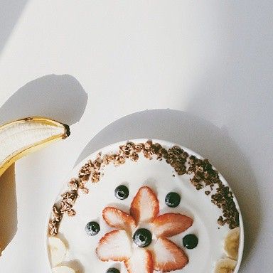 김적분(꽃분) on Instagram: "딸기가 많이 남았는데 딸기 파이나 딸기롤케익을 만들고 싶으나, 식구가 적은 게 서럽고만. . . . . . . #vscocam #instafood #foodstagram #vscofood #vscomood #onthetable #onmytable #foodpi