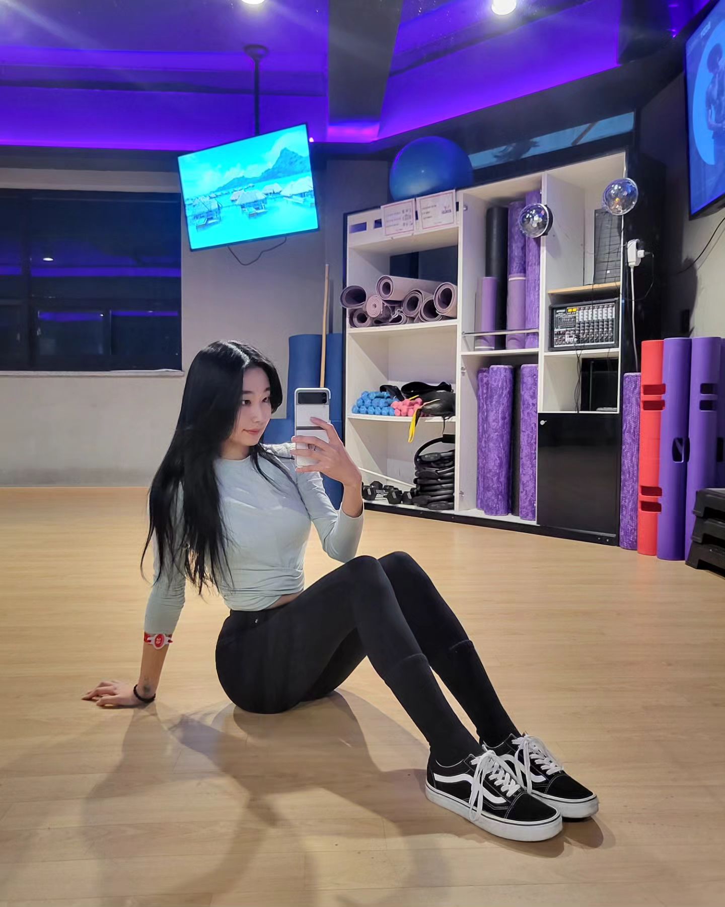 어제 아침부터 바빴지만 바쁜 만큼 뿌듯했다😆
서울로 미팅 가고 약속 있던 것도 다녀와서 저녁운동으로 마무리~

다이어트 시작한지 3일째 됐는데 54.3kg에서 52.2kg로 2kg 감량했어요! 앞으로도 입 안터지고 수월하게 다이어트 할 수 있길😭

11월 21일 어깨 & 등운동 &유산소

런닝머신 20분

사레레 (3kg 15회 -> 2kg 15회) × 3set
프레레 4kg 15회 3set
팩덱 플라이 25kg 15회 3set
숄더프레스 14kg 15회 3set

어시스트 풀업 27kg 15회 3set
시티드 로우 14kg 15회 3set
랫풀다운 25kg 15회 3set

레그레이즈 (2kg 10회 0kg 10회) × 3set

오늘은 퇴근하고 유산소 & 하체운동하고 강아지 산책 시키고 공부하고 일찍 자야겠어요