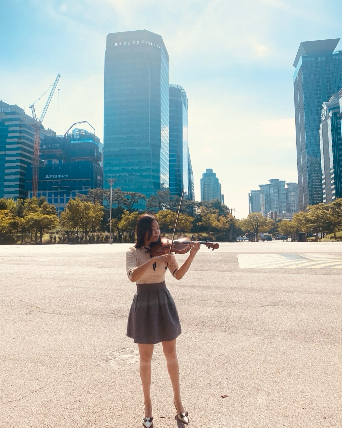 I came here to film in the forest of buildings in Yeouido. My performance will also be broadcast on KBS national broadcasting on the evening of Saturday, September 21st.🫶

스타트업 을 다룬 KBS 다큐멘터리에 제 연주가 나오는데요
방송은 9월 21일 토요일 저녁 8시 10분 이라고해요.

KBS 특집 다큐 (KBS1)
< 누구나 시작은 스타트업이다. 푸른 개구리의 꿈 > (가제)
- 방송일시: 2024년 9월21일(토) 20시 10분 

이른아침 출근하시는 직장인분들 사이에서,
여의도의 빌딩 숲 사이에서의 촬영은 
짜릿했습니다⚡️

#여의도 #코스피 #film #violin #다큐 #바이올린 #kbs #산업은행