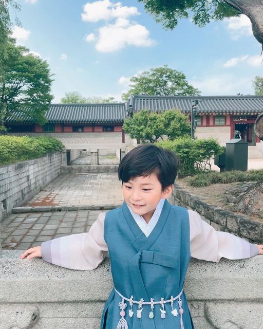 얀스월드💕 카라반캠핑 여행 육아 인테리어 푸드 on Instagram: "#서울여행 #창경궁나들이 한복입고 한번 찍어주고 싶었는데 너무 촬영 잘해준 아들 사실 이날은 날씨가 더