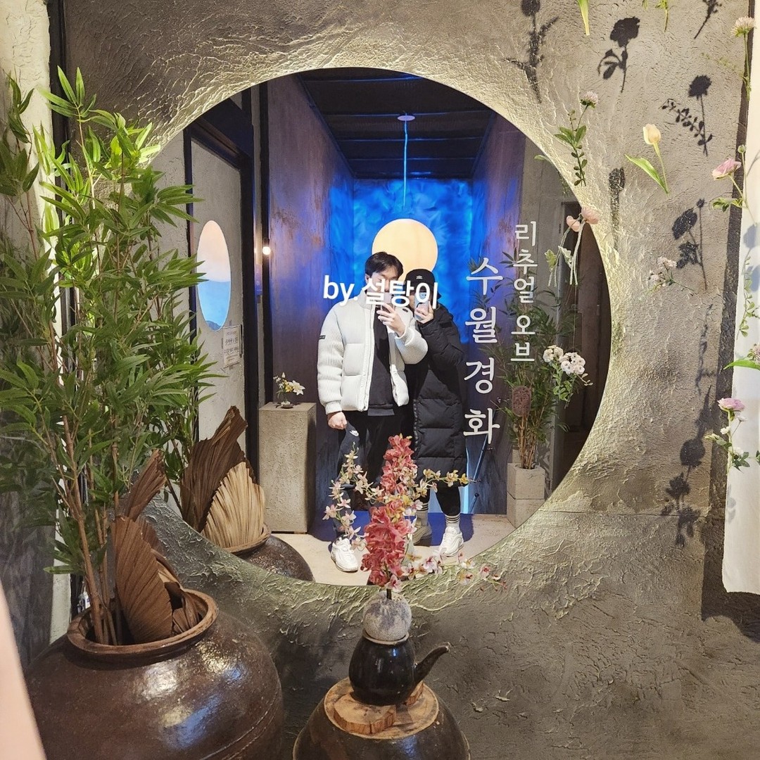 ✅ 해변열차가 보이는 송정 카페 #수월경화 🌕

⛱ 부산 해운대, 송정에 오면 꼭 들려야 하는 좋아요💗를 가장많이 받은 선정된 여행지10곳 중 필수 코스 
.
.
송정해수욕장 바로 앞에 있는 오션뷰🌊카페에서 ❣ 데이트하면서 힐링하고 왔어요.😘

꿀팁💡
 + 해변열차🚋 시간표 알고가기 !!
.
.
⭐BEST MENU 추천 
✔ 호지가배 ★시그니처 (라떼와 구수한 호지크림이 들어간 수월경화 시그니처커피)
✔ 쌍화차 
✔ 경화 (히비스커스)
✔ 달보드레 상자🎁 (수월경화 대표 한국식 디저트 박스)

🌙🌕수월경화에서만 먹을 수 있는 호지가베와 ☕달보드레 상자는 필수적으로 맛봐야 해요.
특히 모나카가 JMT 이라 단품이라도 꼭 드셔보시길 👍👍
.
.
.
⏰ 영업시간 : 매일 11:00~20:30
 라스트오더 20:00
📍 부산 해운대구 송정중앙로6번길 188 4층 수월경화
☎ 0507-1327-8450
.
.
.
.
.
.
#협찬 #수월경화 #부산카페 #부산송정카페 #송정카페 #송정역카페 #송정해수욕장카페 #부산해운대카페 #해운대카페 #부산카페추천 #부산대형카페 #부산오션뷰카페 #부산찻집 #부산이색카페 #해운대데이트 #송정데이트 #수월경화카페 #달보드레상자 #수월경화시그니처