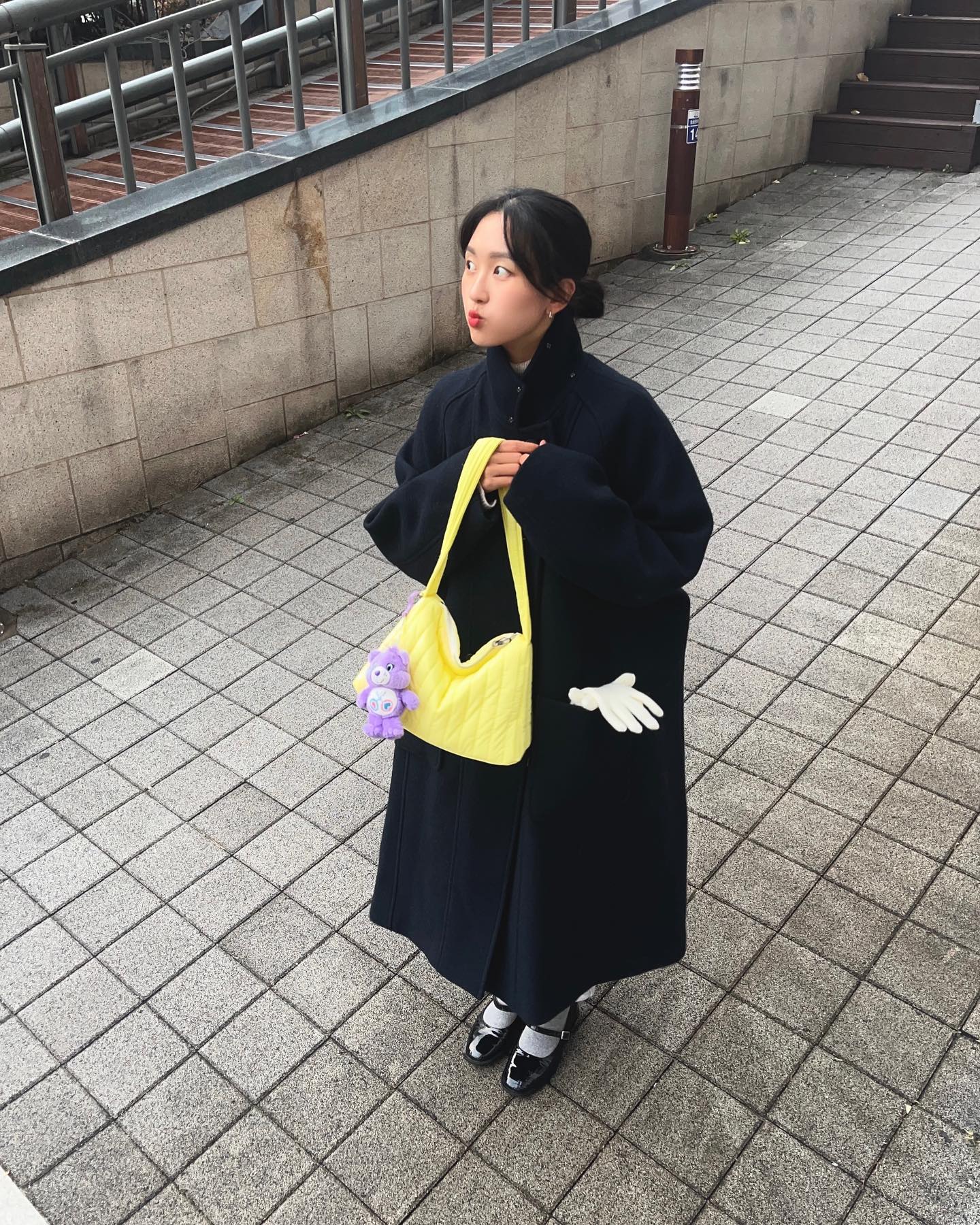 #협찬 ithinkso_kr #아이띵소

포실포실한 패딩소재에 쨍한 레몬 색깔이라
요즘 자주매는 아이띵소 패딩백

저는 보라 곰돌씨랑 같이 맸는데
너무 귀엽죠?🐥

#ithinkso #패딩백 #니트백 #가벼운가방 #토트백 #숄더백 #직장인가방 #데일리백 #데일리룩 #ootd #코트코디 #인형키링 #패딩가방