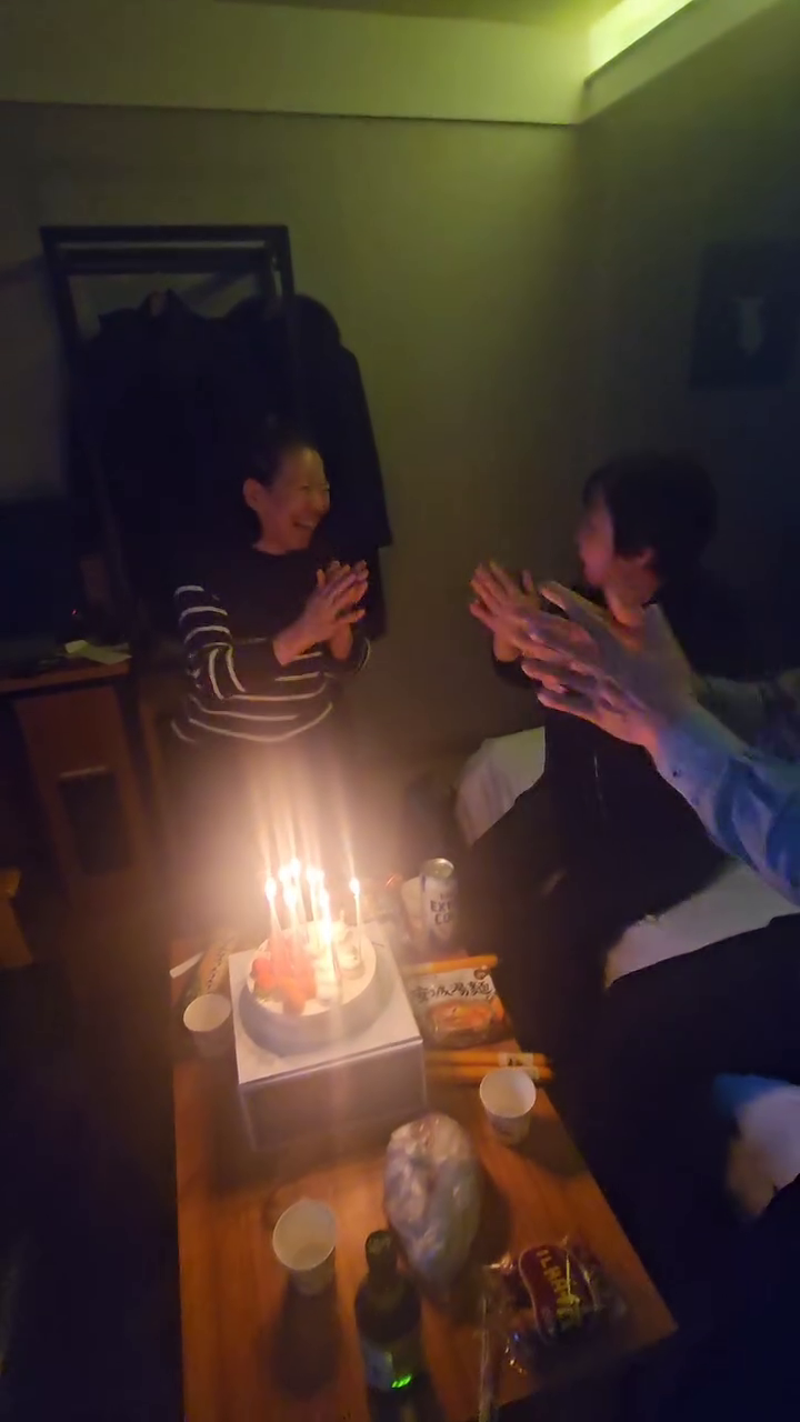 사랑하는 우리엄마
나의 자신감과 자존감은 엄마가 꽉꽉채워주셨지

생일축하하는 나자신어깨춤은
모두가 해주라고

누구보다도 내가 나를 축하한다고!
나부터 챙기자♡

너무 사랑해요 감사해요♡♡

#노편집 #생일 #엄마 #엄마생일 #생일 #생일축하 #오늘생일 #충청도 #전라도 #아니 #인천 #사랑 #가족모임 #선팔맞팔 #인친 #좋아요