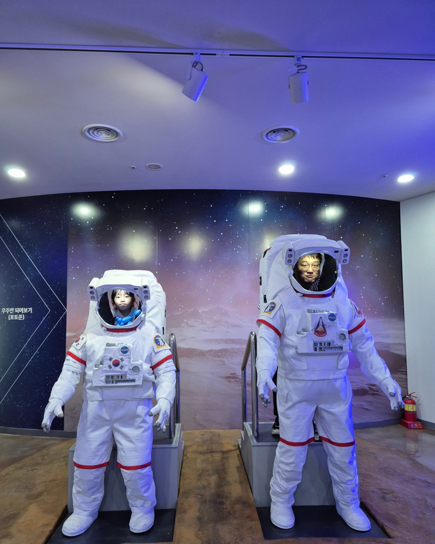 영천 보현산천문과학관 🌠

점심에 간단히 칼국수 한 그릇 먹자고해서 따라 나섰는데
영천까지 끌려가 천문과학관 보고 왔던..

#보현산 #천문대 #영천 #영천천문대
