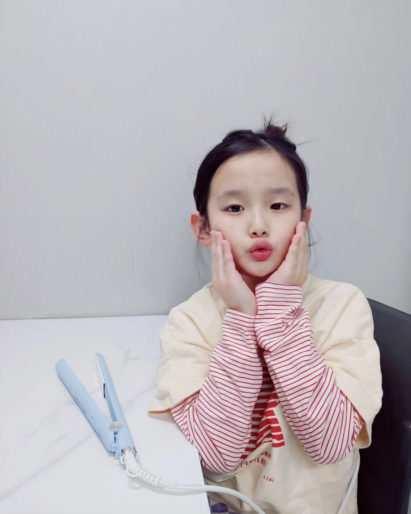 #제품제공
손상 걱정 없이 부드럽게 어디서나
가볍게 이지 스타일링💆🏻‍♀️

유닉스 소프트 매직 판 고데기

손상 걱정 없는 세라믹 코팅 발열판으로
부드럽게 윤기나는 머릿결을 만들 수 있어요❤️

상하좌우로 움직이는 무빙 발열판이 모발에
밀착되어 뜯김없이 부드럽게 스타일링 가능✨

온도 예열까지 단 40초!
스피디한 온도 도달로 빠른 사용이 가능해요👍🏻

안전한 사용이 가능한 LED 점등과
가벼운 무게로 손목 부담없이 휴대도 편하게!

품질로 증명하는 대한민국 대표 뷰티 가전 브랜드
유닉스와 바쁜 아침 빠르게 부드럽게 스타일링해요💫

unixelec 

#협찬 #유닉스 #고데기 #판고데기 #고데기추천
#스타일러추천 #헤어스타일링 #셀프스타일링
#여자머리추천 #키즈모델 #키즈오오티디 #주니어
#키즈OOTD #키즈인플루언서 #육아맘 #육아일상
#남아모델 #주니어모델 #키즈인플루언서 #초등맘