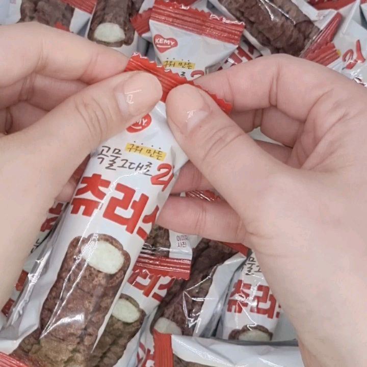 #업체로부터제공받은제품입니다

곡물로 만든 과자라니.
음, 건강한 맛이려나?

나의 편견을 박살내기 위해
출시된 곡물그대로21 츄러스.

일단 포장이 깔끔해서 합격.
요즘 마트 과자값 생각하면
가격도 적당해서 합격.

뜯어서 한 입 해봤다.
근데 바로 또 하나 더 뜯었다.
그리고 또 하나 더 뜯었다.

결국 앉은 자리에서 한 봉 
다.먹.었.다(진실이다)

뭐야!!!!!!! 
뭐가 이렇게 맛있어!!!

국산 쌀과 통밀을 바삭하게 구워
속은 바나나 우유맛 크림으로
가득 채웠으니 미친 조합이다.

개발하신 분 어디계세요.
일단 동서남북으로 절 올립니다.

맛있어. 그냥 맛있어. 맛있고 맛있습니다. 맛있어요. 맛있는데요. 
우유랑 먹으면 찐....

사진보니까 또 생각나네🤦‍♀️

#과자추천 #맛있는간식 
#직장인간식 #맛있는과자
#탕비실간식 #곡물과자
#츄러스과자 #직장인간식추천
#곡물그대로 #개미식품
#곡물그대로21