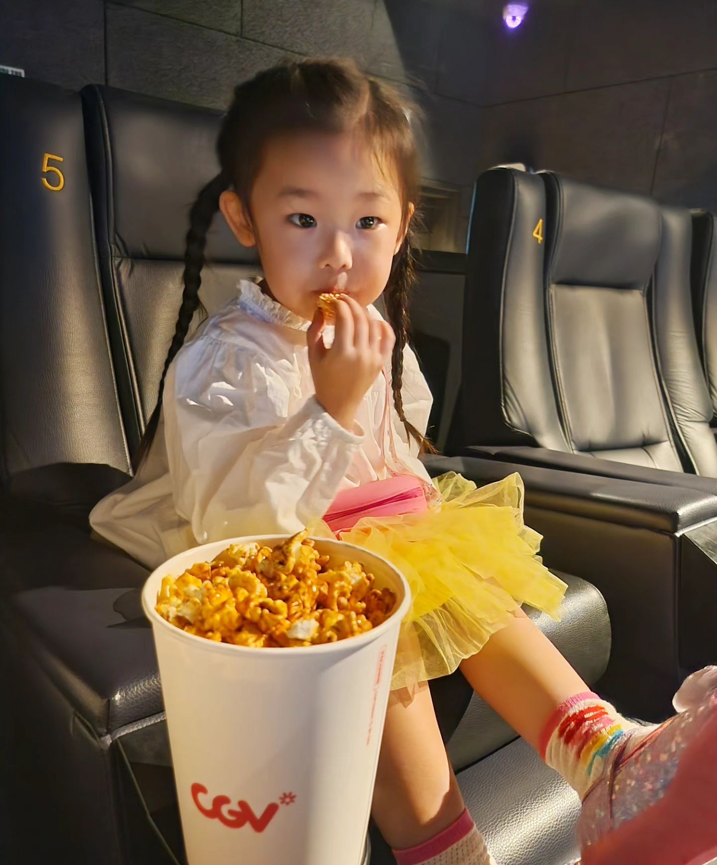 #가을 🍁 
#cgv
-
서유의 여섯번째 영화 🎥 
브레드이발소:빵스타의 탄생
영화보고 브런치 🥞
포크각도가 안 나와서 손으로 먹기 😅
-
갑분가을이네 서늘하다 날씨가 

-
#cgv김포 #브레드이발소빵스타의탄생 #김포카페
#브레드이발소 #44개월 #로아앤제인 #윌로우드 #베베베베