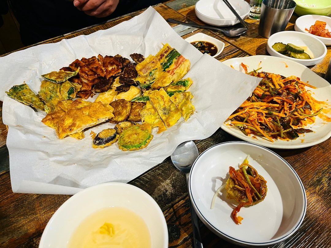 #오늘의메뉴
베트맘 여행 후 먹는 전 맛은 다르당ㅋㅋㅋㅋ
한국의 찌짐맛 대봉동 찌지미에서 전 와구와구 먹고옴 
너뮤 그리웠오 찌짐아....!
종류도 많고 소주파는 찌짐에 막걸리안마심다,,,ㅎ
.
.
#대봉동막걸리 #대봉동술집 #대구전집 #대구찌짐 #대구찌지미 #대봉동전집 #대봉동맛집 #대봉동찌지미