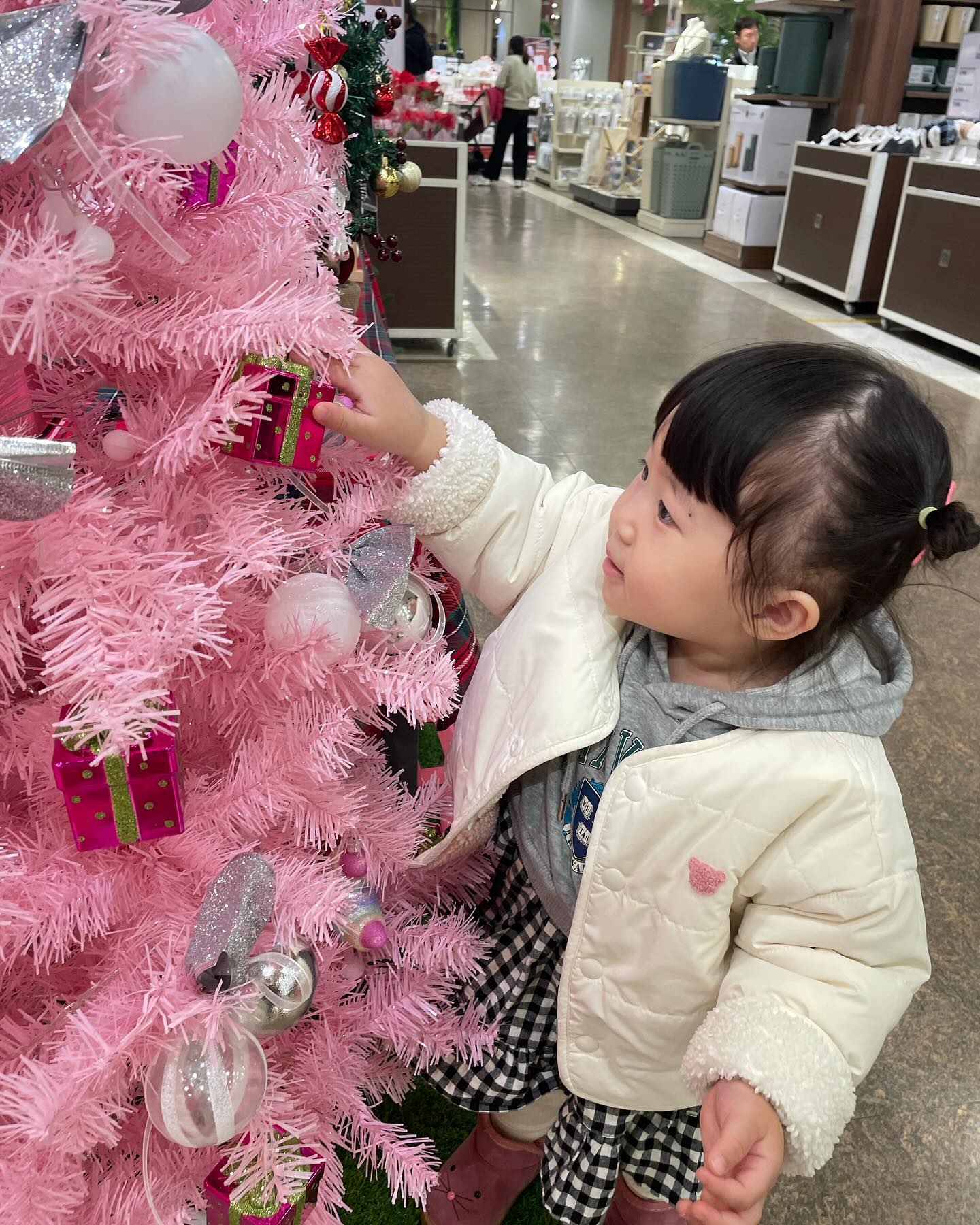 ᴍʏ ʏᴜʟ ’◡‘✿ D+699

2023.12.02 SAT

아침부터 영유아검진에 트니트니에
점심먹으러 시내까지 나가고 바빴던 하루 😵

3.3kg 50cm 쪼꼬미는 12.5kg 86.5cm가 되부렸네❤️
비율상으로는 통통이지만 
다 평균 이상이라서 감사할따름 🫶🏻

트니트니 겨울학기 시작 ☃️🤍
어쩌다보니 토욜 문센 시작해서 벌써 3학기째 🫢
새학기 첫날이라 새친구들 있어서 그런지
소심한 관종 율이는 트니트니 율동을 즐기지 못함 🤣

밥먹고 트리도 보러가고 🎄
트리 좋아하는거보니 내년에는 우리집에도 트리 설치하자🥹❤️

#육아 #육아기록 #육아일기 #트리 #토욜문센 #트니트니