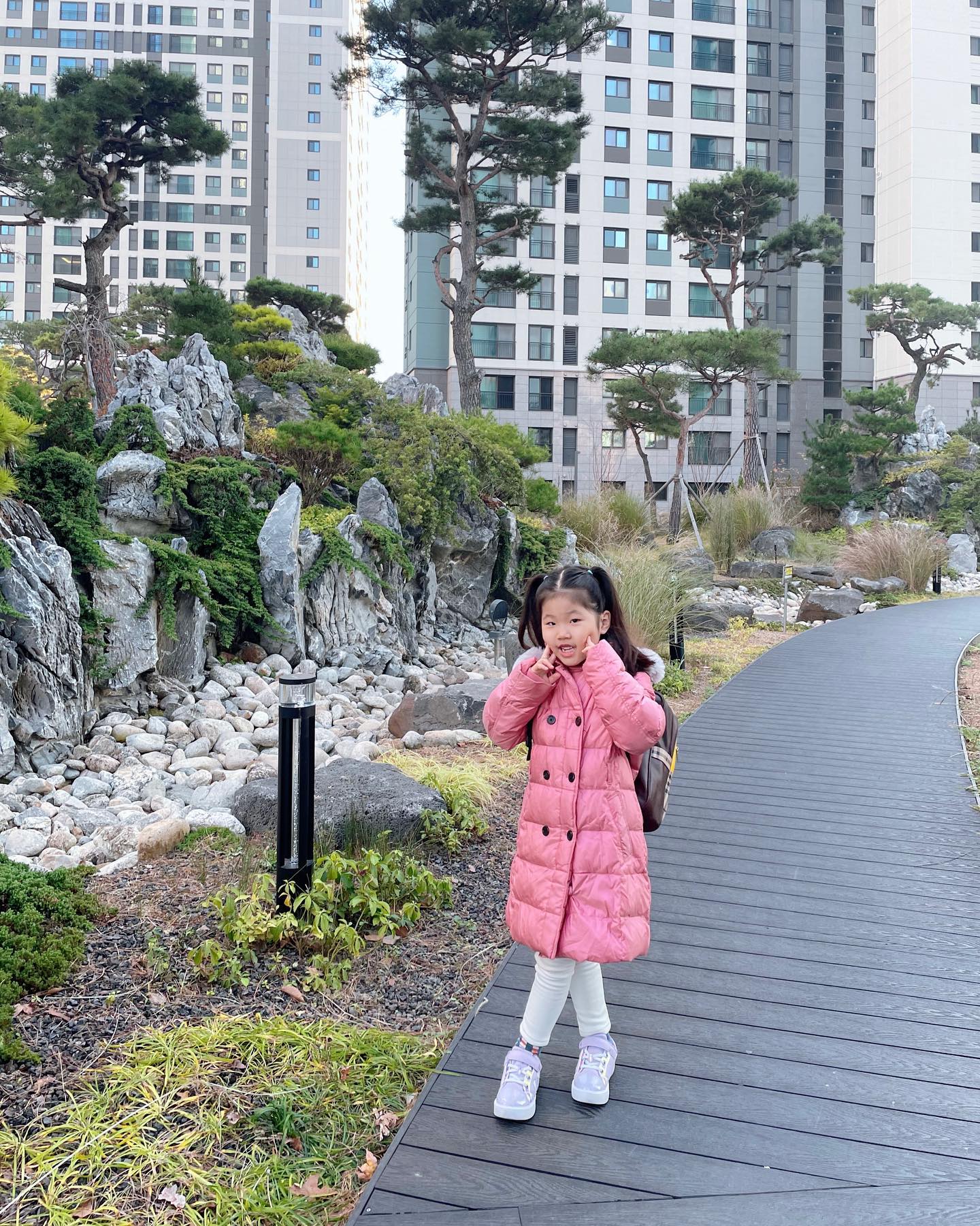 2023.11.21-2023.11.24

월요일 아침,
피로가 폭팔하여 쉬고싶다고 눈도 못떴으면서
9시 30분 쯤 일어나더니 유치원 가고싶다고 폭풍눈물..
아니..너가 쉰다며..🫠 
콩나물은 본인이 쉰다고 했던 사실을 기억하지 못했다..

#우리집_콩나물 #유치원가는길🚌 #등원중 
#화수목금 #일주일의기록 #인듯아닌듯 
#수요일엔졸업사진 #세상에벌써졸업 #졸업이라니😂