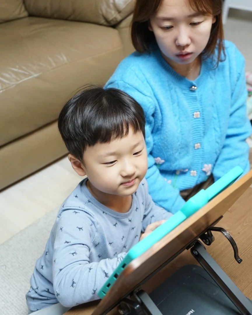 초등가기전에 학습기 생각하시는 인님들
계신다면 제 경험 잠깐 들려드릴께요.

6세만 되도 공부방 보내는 부모님들이 주변에
계셔서 저희집도 뭔가는 공부하는 경험을 시켜야겠다
해서 시작한게 학습기였어요.

고맙게도 협찬으로 학습기 체험과 유명하다는 일등
학습기까지 5~6개정도 학습기 회사를 경험해보고
저희가 선택한 학습기는 교원 아이캔두였어요.

이유는 다음과 같아요

1. 학습지 만드는 교원이란 브랜드.
오랜시간 아이들 학습관련 사업을 해온 
교원이란 브랜드에 신뢰가 컸어요

2. 가격.
저희가 처음 학습기를 시작할때 기준 월요금 10만원 이하의 학습기 회사는 교원 하나였어요.

3.교육 커리큘럼
이부분이 가장 중요한데 타사 학습기는 하루에 적으면
두개 많으면 세가지 과목을 짧게 맛만 보는식으로
깊게 들어가지 않는 반면 교원의 아이캔두는 하루에
한 과목만 주제를 만화로 시작하면서 끝나면 
오늘배운 내용은 이거였다 한번 정리해주고 정리해준
내용으로 가볍게 문제풀기가 들어가고 마지막에
오늘 배운내용을 가지고 게임으로 마무리하는 전과정이
너무 마음에 들었어요.

4.터치외에 다양한 자극 컨텐츠
교육시간 동안 단순 화면 터치만 진행되지 않고
그림을 그린다던지 화면에 바람을 불어 풍선을
터트린다던지 박수를 쳐서 문을 여는등 다양한
감각에 자극을 주어서 아이가 학습기 하는동안
지루함 없이 진행할수있게  구성한것도 좋았어요

5. 빨간펜 지역센터에서 진행하는 토요키즈스쿨
이것도 큰 장점인데 매주 한번씩 각지역에 설치된
빨간펜 센터에서 주말마다 키즈스쿨을 운영하는데
부모와 떨어져 아이 혼자 다양한 주제의 수업을
받을수 있다는것도 마음에 든 포인트였어요 거기다
수업비 무료에 재료비만 몇천원 내면되니 부담도 없구요

6 학습외에 타블릿 패드로서의 기능
타사 제품들은 학습기로만 패드 활용을 제한하는
제품들이 있어서 교육외에 유튜브나 웹서치 같은
어플사용이 안되는 제품들도 많았어요.
아이캔두는 수업후 프로그램을 나가면 일반 바탕화면
으로 나갈수 있기에 교육외에 미디어 시청이나 게임등
도 큰 화면으로 즐길수 있어서 밖에 나가서도 가지고
나가면 시간 보내는데 도움이 되요 (주로 캠핑가서
어른들이 넷플릭스 보는데 사용한다는 ㅋㅋㅋ)

이렇게 지난 1년간 사용중인 아이캔두 장점에 대해
설명해 봤는데요 학습기 고려중인 인님들 계시다면
다른거 체험해 보시면서 아이캔두도 머리속에
후보로 놓고 비교해보셨음 좋을꺼 같아 길게
이야기해 봤습니다 ㅎ 그럼 이번주도 아이들과 함께 즐거운 주말 보내시길 바랄께요^^
.
.
.
#아이캔두#아이캔두누리키즈#유아학습지 
#내돈내산#7살#7살아들#7살맘#7살육아#육아맘
#육아일상#육아그램#육아기록