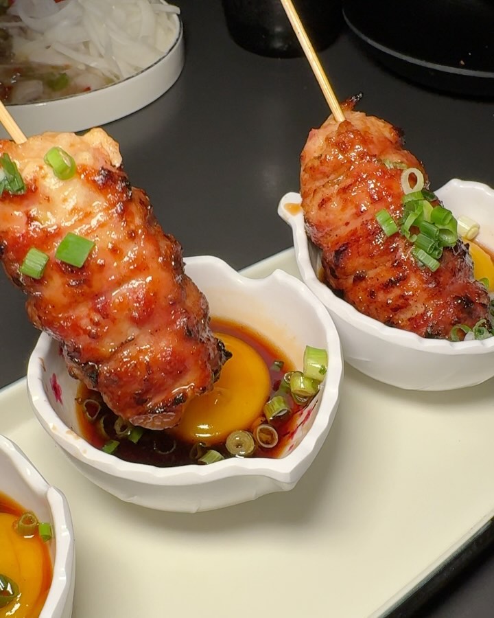 먹사원 기준 맛, 가격, 위치 1등 이자카야✅
맛있고 알짜배기 안주들만 다 모아 둔 술집

기본 안주인 마카로니를 받고 메뉴를 보는데 
꼬치 오마카세부터 사이드 가격이 최고 👍🏼

시킨 모든 안주가 다 맛있난 건 처음이였고 
맥주🍺 한잔에 음식 푸파 할 정도로 감동🩷
숯불에🔥구워진 꼬치와 시그니처 명란 감자이
최고이고 찐 아저씨들 손님이 증명하는 맛집❗️

〽️ 꼬치 5종 (15,000)
닭 날개/ 다리/ 목살/ 껍질 + 돼지 목살 조합인데
고기도 왕 많고 밑 야채도 푸짐해서 꼭 시키기!! 
먹어본 꼬치 중 잡내 하나❌ 불맛 제대로 

〽️ 탄탄나베 (30,000)
찐한 육수에 매콤한 양념+소고기+각종 야채가
산~~~처럼 쌓아져 나오는데 신라면보다 더 
매워서 꼬치와의 조합이 너무 좋아요👍🏼

〽️ 명란감자 (13,000) 
먹사원 1픽 안주❤️ 얇게 썰린 감자위에 크림명란
단짠 party ㅋㅋ 한 입 먹고 생맥 주문은 비밀 

〽️ 오징어다리튀김 (16,000)
가격 만큼 푸짐했던 메뉴고 잘 튀겨진 다리를 
마요소스에 찍으면 아주 극락..🩷

〽️ 쯔꾸네 (15,000)
으깨지는 쯔꾸네가 아닌 겉바속촉 쯔꾸네인데 
같이 주신 노른자가 어찌나 탱탱한지 고소함 가득

#하츠엔
✔️ 서울 광진구 아차산로34길 15 1층
⏱️매일 17:00~02:00

#먹플루언서4기 #협찬 #건대이자카야 #이자카야 #광진구이자카야 #야키토리맛집 #야키토리맛집추천 #이자카야추천 #이자카야맛집