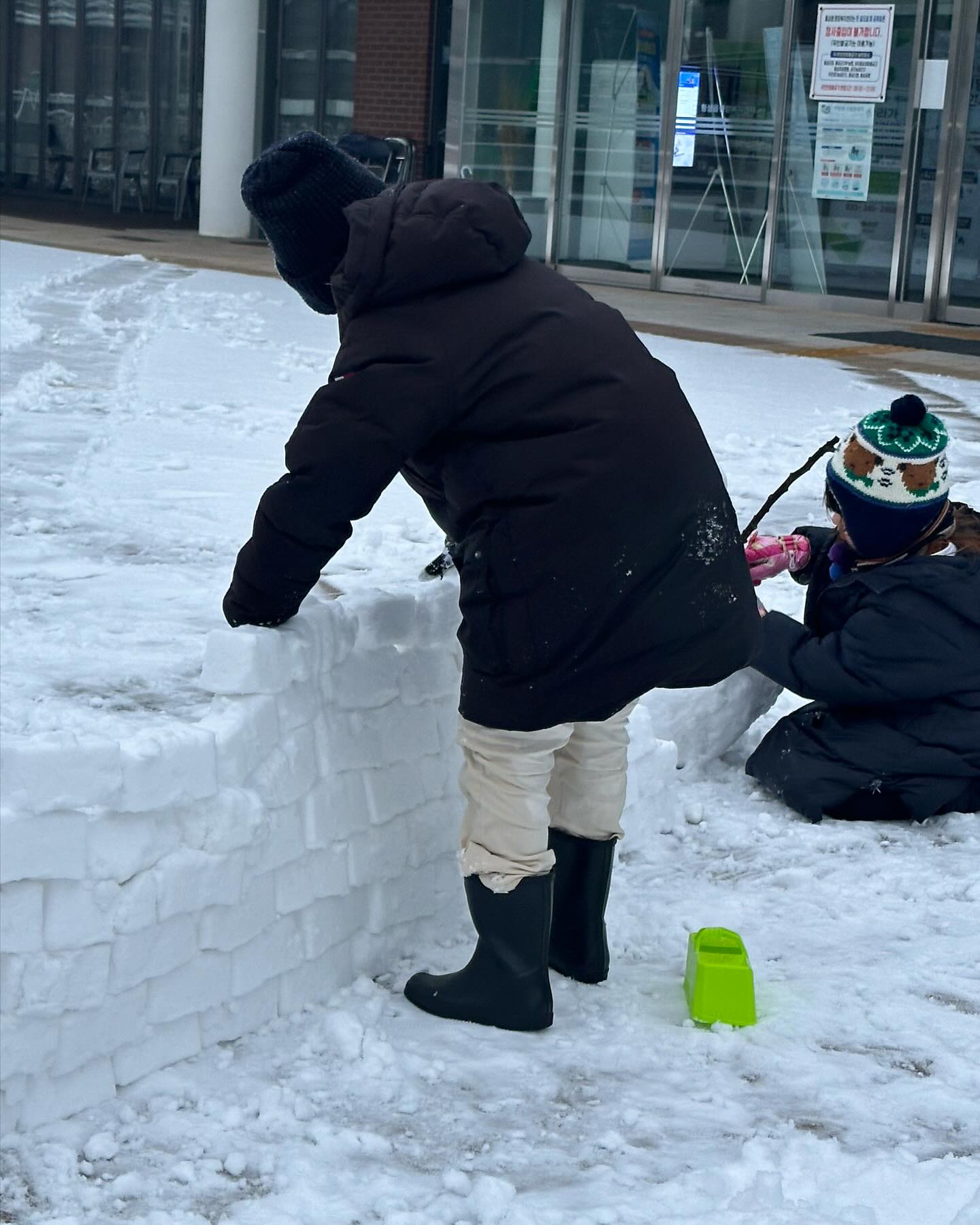 해 있을 때 나와서
해지고 컴컴해졌는데도 눈놀이❄️❄️
#신난아이들 

이글루는 너무 힘들어서 미완성... 
마치 벽돌 공장처럼 찍어냈는데도 모자라...
애두라 좀 작게 해서 완성해줘

읍사무소 앞... 내일 아침 눈 치우러 가야할지도...😅