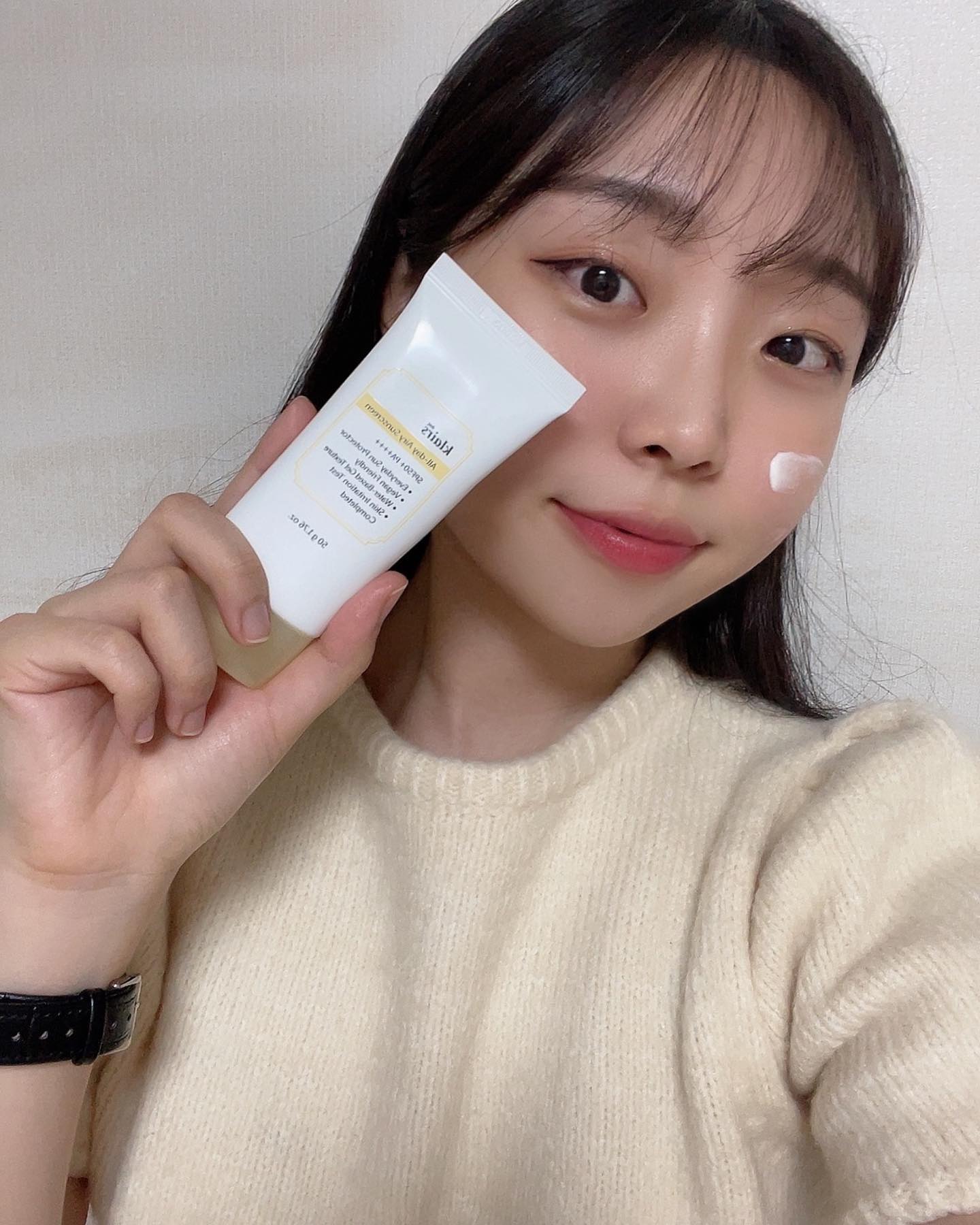 #협찬 #제품제공 dear_klairs 

피부엔 바르지 않은 듯 가볍게, 올 데이 에어리 선스크린 🤍

가벼운 마무리감과 촉촉한 수분 베이스 제형으로 얼굴 뿐 아니라 바디에도 가볍게 바를 수 있는 데일리 선크림이구요!
자외선 차단은 물론 자외선에 의한 피부 자극 진정까지 - !! 🫶🏻

이지워셔블 제품으로 클렌징도 편하게 할 수 있고, 백탁없는 유기자차 선크림이라 하얗게 뜨는 거 싫다 하는 사람들, 이 제품 쓰면 된다구욧 .. !! 🫢👉🏻👈🏻

끈적임 없고 촉촉해서 매일 사용하는 중 ••• ♥
디어 클레어스 올데이 선크림으로 편하고 쉽게 선케어해용 ✨

안심하고 사용할 수 있도록 6개의 인체 적용 시험 완료
🥑 올리브영 온라인에서도 만나보실 수 있어요 🥑

#클레어스 #올데이에어리선스크린 #선크림 #선크림추천 #올리브영 #올리브영추천템 #klairs #올리브영선크림 #썬크림