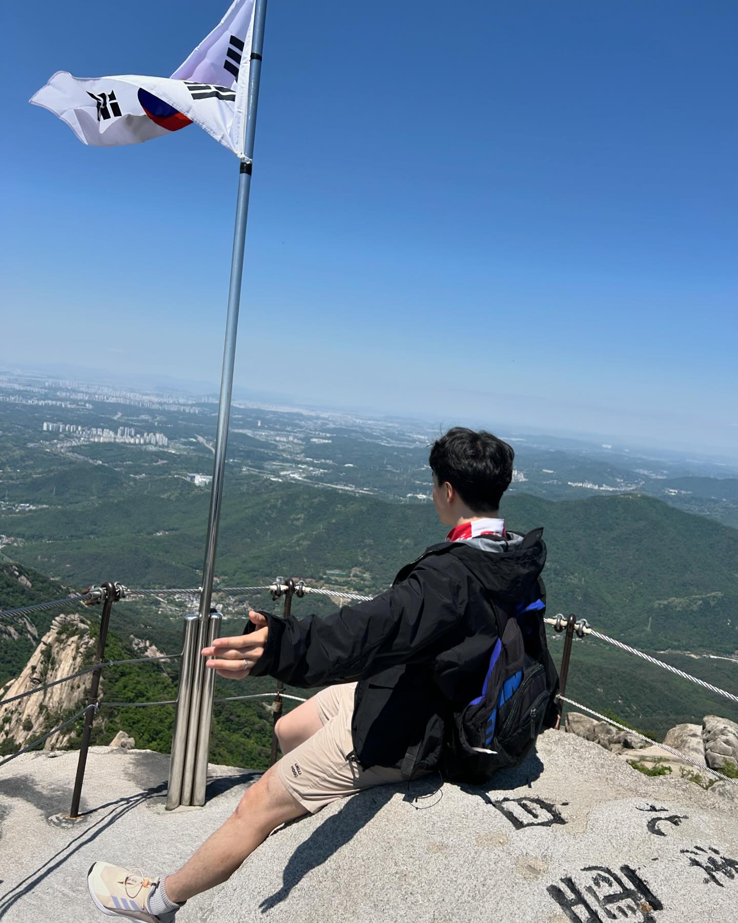 아디다스 terrex 트래킹화 신고 북한산 등산 완료!!! #백운대
평일 일하는 시간에 취미활동하면 재미가 2배!!! >,<

일상 3줄 요약
북한산 등산길이 암벽, 산지 혼합된 특색있는 길이라서 재미가 있네요 ㅎㅎ
북한산 등반하고 bac인증하려고 했는데 절경 감상에 잊어서 인증 못했음 ㅠㅠ
아디다스 trerrex 트래킹화 구매하여 재미난 등반 완료 ㅎㅎ

아디다스 trerrex 트래킹화 직원분 추천으로 구매 했는데 등산하기 적합한건가요?? ㄷㄷ

#20대남자패션 #쉬운코디 #남자패션 #fashion #ファッション #여름코디 #아디다스 #등산 #북한산