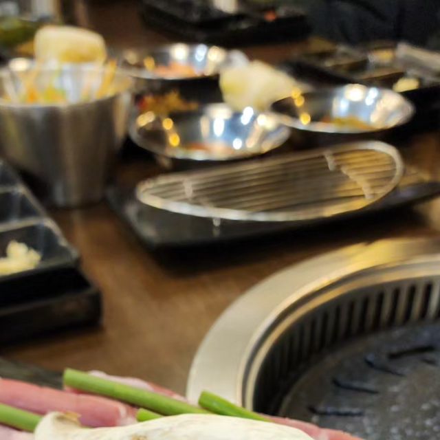 🪧 _ 키미 // 🅔︎🅝︎🅕︎🅙︎ on Instagram: "#광고 #숙달돼지동탄점 동탄 북광장에 새롭게 리뉴얼된 숙달돼지!! 마늘쫑과 함께 먹는 삼겹살 맛은??!!!~~ 느끼함을 잡아줘서, 완전 맛있더라