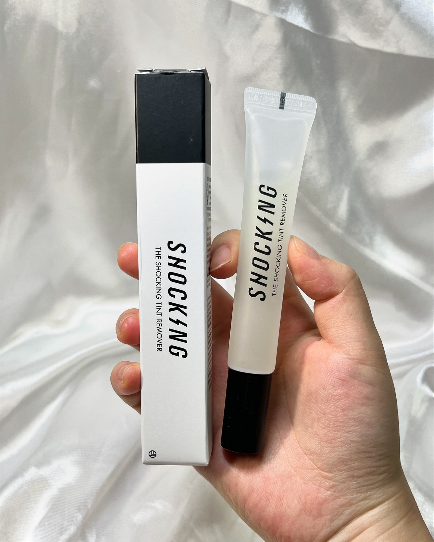 #내돈내산
[TONYMOLY] Shocking Tint Remover
토니모리 쇼킹 틴트 리무버 20 ml

저 원래 바닐라코꺼 틴트 리무버 사려고 했는데 단종시키려는건지 뭔지 마땅한 구매 채널이 안보이더라고요? 아니면 거진 품절이거나...

그 대신 토니모리꺼가 보이길래 쿠팡으로 한 번 시켜봤는데 효과가 대박인 것이에요;; 손에 짜놓고 잠깐 사진 몇 장 찍는 사이에 짜놓은 부분이 그 모양 그대로 착색 지워져있심;; 입술 각질 제거하라고 브러쉬 같은 것도 달려있고요. 단점은 양이 좀 왈칵 나오는 경향이 있어서 입술 위에 올렸다가 입 안에 조금 들어가서 퉷퉤 했읍니다.. 생각보다 묽은 제형이었고 이렇게 헤프게 나올 줄 몰랐음. 사실 분들은 살살 누르십쇼.. 아무튼 만족 소비.. 코덕분들께 특히 왕추천 드립니다...

.

.

.

#토니모리 #쇼킹틴트리무버 #틴트리무버 #코덕 #탠템 #꿀템 #tonymoly #shockingtintremover #tintremover #kbeauty