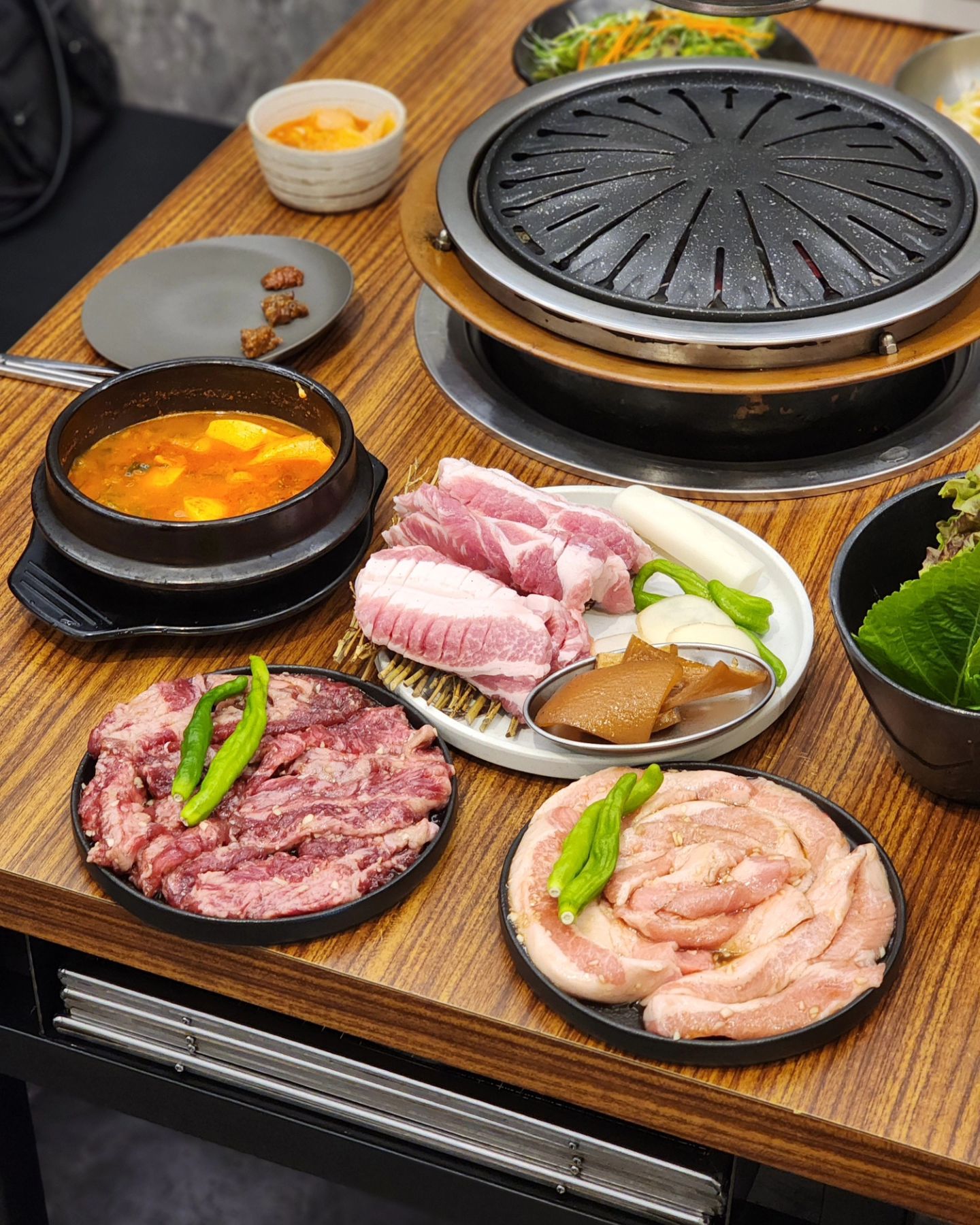 #인천고기집 폼 미쵸땅
울친구들 만나서 회포푼날
#인천만정갈비 먹기도전에 쏘감동
 
미국중국 아주그냥 멀찌기살아서 
만나는것도 힘든 친구덜 
#만정갈비 드데 뭉침

뼈삼겹살 만정생갈비. 요거요거 꾸울맛 
칼집을 내서 숯향이 쏘옥 베어들고
빨리익어서. 성격급한 친구들 대흡족 
고기. 종류도 다양하고 은근양많고
가성비 아주나이스

양념도 자극적이지 않고 
무한정흡입할거같아 
참음ㅋㅋ

반찬은 셀프바가 있고  편하고
칸막이도 있어 편하고. 아주 친구들 모임에 제격이라는 

친구도 반가운데 고기도 반가워ㅋ
🎁7월31까지 이벤트 기간이라네
생맥주 2+2
모든갈비 10% 항인
주말에 네이버 예약하고 방문하면
하이볼 한잔 무료!! 좋네ㅋ 
친구들이 또 오자공
여긴 징짜 재방문각

친구들이 역시 한국이 좋다며ㅋㅋ

#인천검단맛집 #인천검단고집
#검단사거리고기집
#인천검단고기집 
#검단고기집 
#검단삼겹살맛집 
#인천검단삼겹살맛집