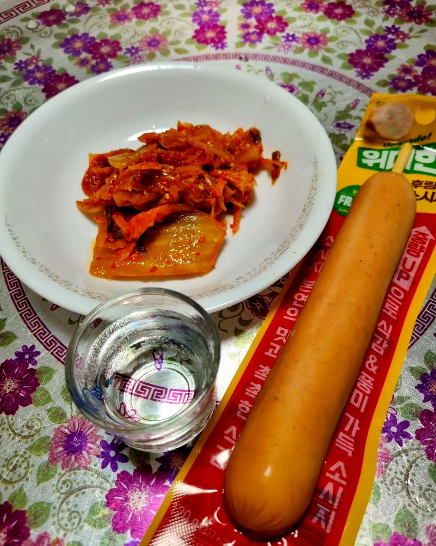 .
.
#힘들어
#안주는대충
#맛있어요

ㅋㅋ알바 3일빡세게 하고ㅋㅋ
집와서 맛있는거 먹고싶었지만
집오자 마자 일요일분리수거에
땀흘린옷 빨래돌리고
설거지 했더니. 그냥 편의점행
3일내내 편의점에서 때우는중
볶음김치 해둔거 있으니
소세지 하나사서. 
간단히 먹기로🙈🙈🙈
마싯는거 먹고 싶었는데
힘드러요🤣🤣🤣😱

#편의점#소세지#볶음김치 #현실안주#재희포차#수원맛집#케찹#소세지에케찹#야식#야술