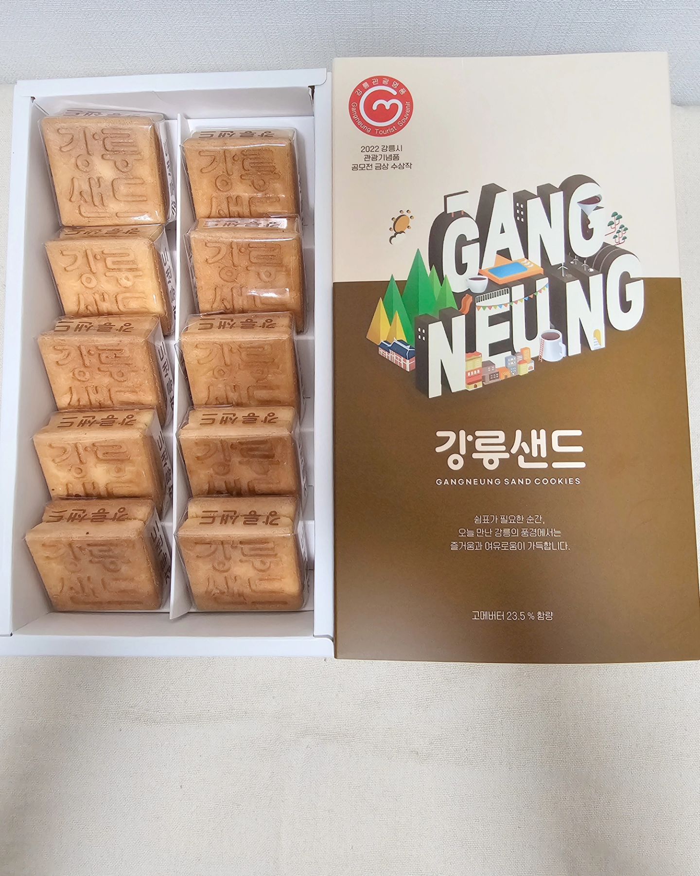 #협찬 

원조 강릉샌드 강릉기념품 

힐링도시 강릉 쉼표하나  강릉샌드 국내 3대 샌드
강릉시 관광기념품 공모전 금상 수상한 쿠키샌드 제품 중 지자체 상 "최초" 수여 한 원조강릉샌드 꼭 한번 먹어보고 싶었는데요 

좋은기회로 맛볼수 있게 되었어요
강릉샌드 제품은 커피샌드 곶감샌드
초당 옥수수 샌드 흑임자 샌드로 
총 4가지 맛이랍니다 

제가 맛본 샌드는 커피 샌드
버터가 들어가서 그런지 담백 했어요
바삭한 듯 부드러운 식감도 재밌고
많이 딱딱하거나 하지 않아서
불편함없이 먹을수 있었어요 

<강릉샌드 맛있게 먹는방법 >
‣구매 당일 먹는 걸 추천드립니다
‣ 버터 크림 함유로 차갑게 먹을 때 더 맛있어요
‣더운 상온에 노출 시  버터 크림이 녹을 수 있으니 꼭 차갑게 보관해주세요
‣제품 보관은 냉동보관 추천드립니다 (최대 14일) 

선물용으로도 좋은 간식 강릉에 갈 필요 없이
택배도 가능 하다고 하니 지인이나 부모님 에게
선물 해보세요ෆ˙ᵕ˙ෆ 

구매링크
https://m.smartstore.naver.com/gn_sand 

τнänκ чöü ᰔᩚ gn_coffee_sand 

#택배의여왕 #강릉여행 #강릉디저트맛집  
#강릉카페맛집 #강릉샌드
#강릉샌드택배 #강릉기념품 #강릉샌드초당점