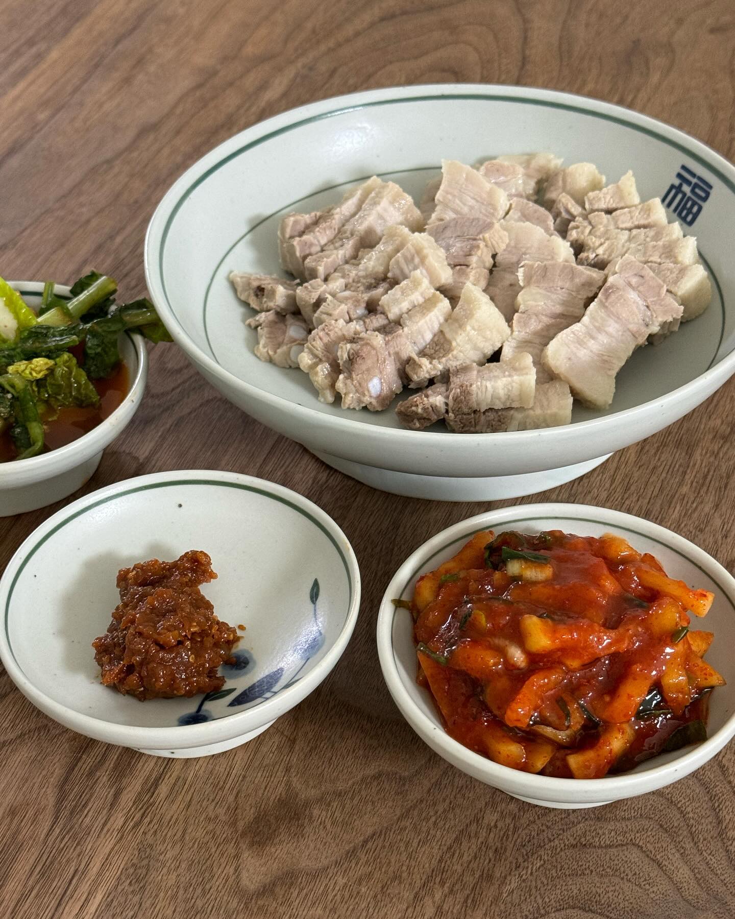 가정식의 수육
비비고보쌈김치 할인 하길래 수육삶는사람 🐷
수육먹을때 없으면 너무 아쉬운 보쌈김치자나요 ?!
그렇다고 무절이고 양념해서 만들기엔 긔차니즘을 못이기겠고 .. 
그런데 소량으로 구매가능한 보쌈김치가 비비고에 있었단 사실을 저는 왜 이제 안걸까요 😂 심지어 오독오독 맛있네요! 
앞으로 수육을 삶아야할 이유 하나가 더 추가되어 기뻐요 🥹 ❤️

#집밥스타그램 #비비고김치 #비비고 #수육 #보쌈맛집 #먹스타그램 #우리집밥상 #그릇추천 #여기담기 #요리소통 #집밥소통 #먹소통