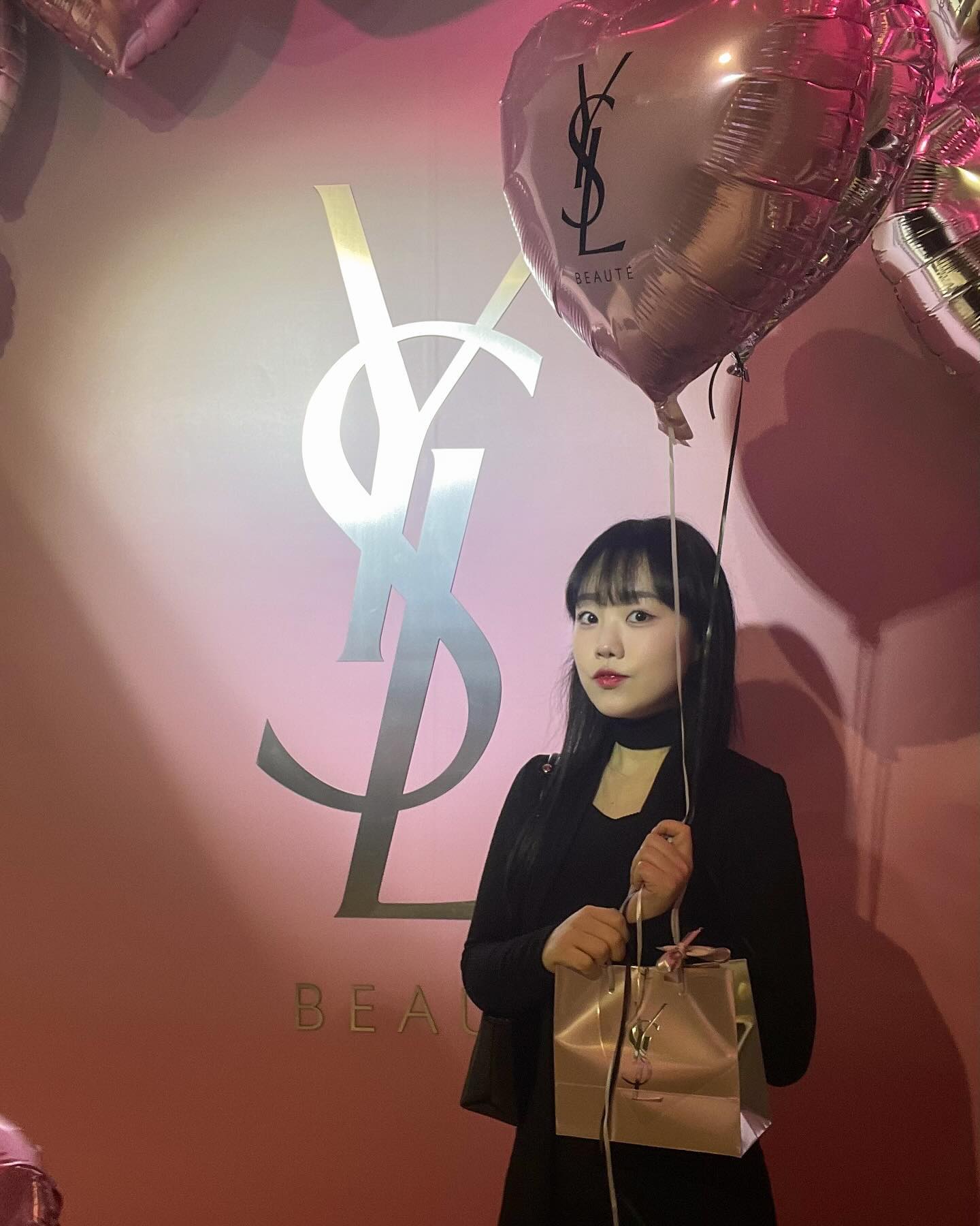 #제품협찬 yslbeauty

립맛집 입생로랑뷰티에서 최근 러브샤인 캔디 글로우 립밤 신상이 나와서 팝업도 함께 진행 중인데요!

성수에서 4월 25일부터 5월 1일까지 열리는 러브샤인 팩토리 팝업에 빠르게 다녀왔답니다😎❤️

다양한 포토스팟은 물론, 이벤트까지 빵빵했던 입생로랑뷰티 러브샤인 팩토리 팝업!

이번에 새로 나온 립밤도 테스터, 구매까지 가능했는데요! 얼마나 예쁜지 실물로 봐야합니다 이건.ᐟ.ᐟ

러블리한 대형 하트 포토존과 네컷 포토부스, 포토로봇, 곳곳에 예쁜 거울이 있어 어디에서나 인생샷 건질 수 있구요😁

퍼스널 컬러 테스터, 캔디샵 체험, 편지쓰기, 디지털 스탬프 미션까지 마치고 리워드까지 받으니 시간 가는 줄 모르고 재밌게 하고 왔답니다😙

사전 예약자들은 메이크업 서비스까지 받아볼 수 있다고 하니 예약하고 놓치지 마세용✨

𝒀𝑺𝑳 𝑳𝑶𝑽𝑬𝑺𝑯𝑰𝑵𝑬 𝑭𝑨𝑪𝑻𝑶𝑹𝒀

📍팝업 장소 : 서울특별시 성동구 성수이로 97
📍팝업 운영 기간 : 4월 25일 ~ 5월 1일
📍카카오톡 선물하기 선출시 24.04.26
📍공식 출시 24.05.01

#입생로랑뷰티 #러브샤인캔디글로우 #러브샤인팩토리 #러브샤인 #캔디글로우립밤 #러브샤인립밤 #입생로랑러브샤인 #입생로랑립밤 #립밤 #립밤추천 #선물추천 #성수팝업 #성수팝업스토어 #입생로랑러브샤인팩토리