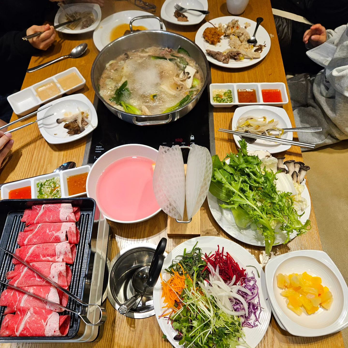 가성비 최고 샤브샤브 맛집 
고기, 야채 기본 무제한 인천 맛집
치킨, 떡볶이, 볶음밥까지 먹거리 한가득
아~~맞다! 월남쌈의 신선함 때문에 
진정한 무제한 리플이 가능했다. 
야채 너무 신선하고 음식들 맛남 
테라로사 커피까지 2시간 동안 먹다니

📍주소 : 인천 남동구 논고개로 61 (논현동, 라피에스타) 5층
📍영업시간 : 10:00~21:00 ( 평일 B.T 15:00~17:00 )
📍전화번호 : 0507-1396-5682

#샤브플란트 #샤브샤브맛집 #인천맛집
#인천가볼만한곳 #협찬 #리뷰노트
#가성비갑 #배부름 #논현맛집 #인천논현