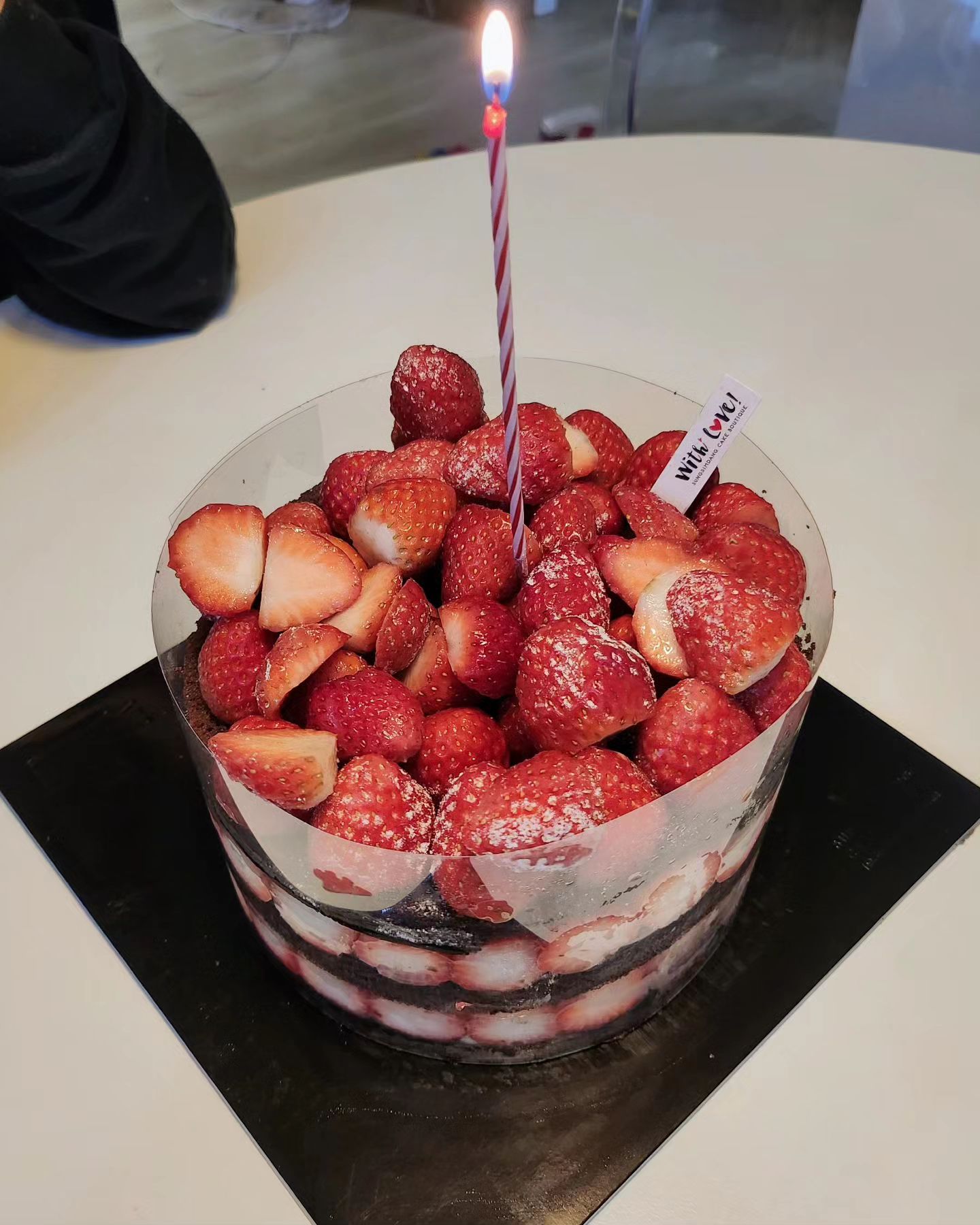 어마무시한 성심당 딸기시루케이크
동생이 오늘 오픈런해서 사왔단다~
고맙네

#성심당딸기시루 #성심당딸기케이크 #생일케이크 #고마워 #먹스타그램🍴