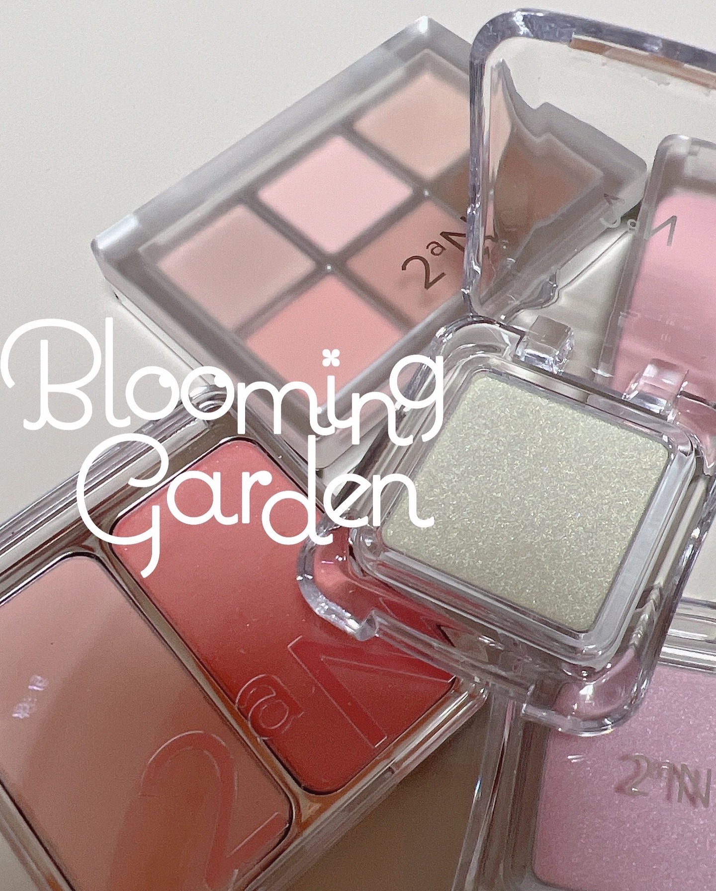 #투에이엔광고 정원의 흩날리는 꽃잎의 화사한 감성을담아 출시된 Blooming Garden 컬렉션💐
⠀
추운겨울에 봄을 만나볼 수 있는 투에이앤의 블루밍 컬렉션은 화사한 컬러들로 미리 봄을 만나볼 수 있음!🌺🌷🌸
⠀
제가 사용해본 컬러는
아이팔레트 - 드리밍
치크 - 쥬시핑크, 러브포션
하이라이터 - 라임밤, 핑크벨
⠀
드리밍은 연한컬러부터 진한컬러까지 한번에 들어있어서 분위기있는 메이크업 가능❣️
⠀
쥬시핑크는 펄있는컬러가 정말 예쁘고 생각보다 훨씬 연하게 발색됨!
러브포션은 생각보다 흰끼가 많이돌아서 뽀용한느낌!
⠀
라임밤은 되게 엄한컬러라고 생각했는데 어떤컬러에도 생각보다 찰떡으로 어울린다 🍋
⠀
구매는 역시 올영에서😊
⠀
⠀
⠀
⠀