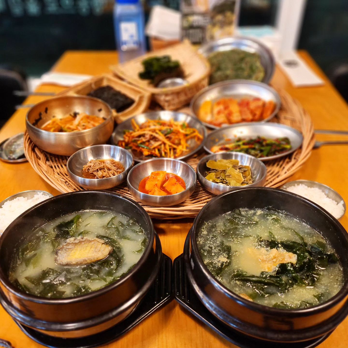 👉#기장 #오직미역국 #협찬
.
오빠랑 놀러 갔다가 집 오면서 저녁 식사💕
요즘같은 추운 날씨에 먹으면 딱인
뜨끈뜨끈 미역국 한 그릇하러 기장 오직미역국🥣
.
우린 각 #전복미역국 #성게미역국 주문!!
.
꼬막무침, 미니물회, 직접 부쳐먹는 매생이전과
여러 찬들이 한 상 차려지고
부산 기장 생미역과 큼직한 완도산 활전복
성게가 듬뿍 들어 간 뚝배기에
보글보글 끓는 미역국이 나옴🤩
.
푸짐하고 구수~ 담백한 미역국과
찬들을 함께 먹어주니 속이 따땃하고 든든🤍
.
사장님도 넘 친절하셔서 기분좋게 먹고 옴!
.
추운 날씨에 뜨끈뜨끈~ 든든한 미역국 한 상 촵촵😋
.
.
.
.
.
오직 미역국은 집에서도 간편하게 받아볼 수 있게끔 스토어에서도 판매중
👉https://smartstore.naver.com/onlyjuk/products/5001579517
.
.
.
.
.