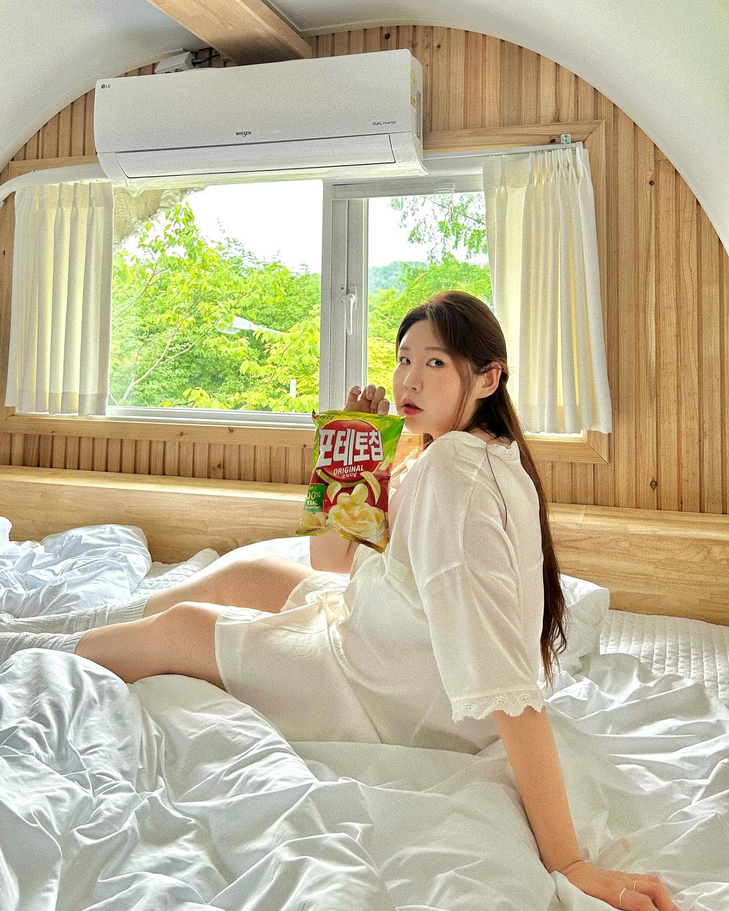 #협찬#스테이블리스엠버서더 카라반 🚍🧡
-
굿모닝 좋은 아침이에요 ✨
카라반이 작을 거라는 생각은 No!!
들어가자마자 길쭉하게 넓은 카라반 내부에
놀라고 좋다!!라는 말을 내뱉을 정도로 
2-3인이 쓰기에 딱 좋았어요 ❤️
같이 간 지인은 사장님께서 내부 소개할 때
개좋다!라고 해서 웃음이 터질 정도로 만족했답니다 🤗

서울 근교나 외부로 힐링하러 가고 싶으신 분들
무조건 강추! 합니다!
아이들이 있는 집도 좋고 
카라반 이외에 따른 풀빌라 객실도 있으니
여행이 필요하신 분들~ 힐링 필요하신 분들
조용하고 한적한 포천 하늘향기로 오셔용~~ 🫶🏻

📍포천 하늘향기 카라반

#포천펜션#포천여행#포천숙소#포천카라반
#포천하늘향기카라반#포천수영장#포천캠핑장 
#스테이블리스#포천가볼만한곳#포천글램핑